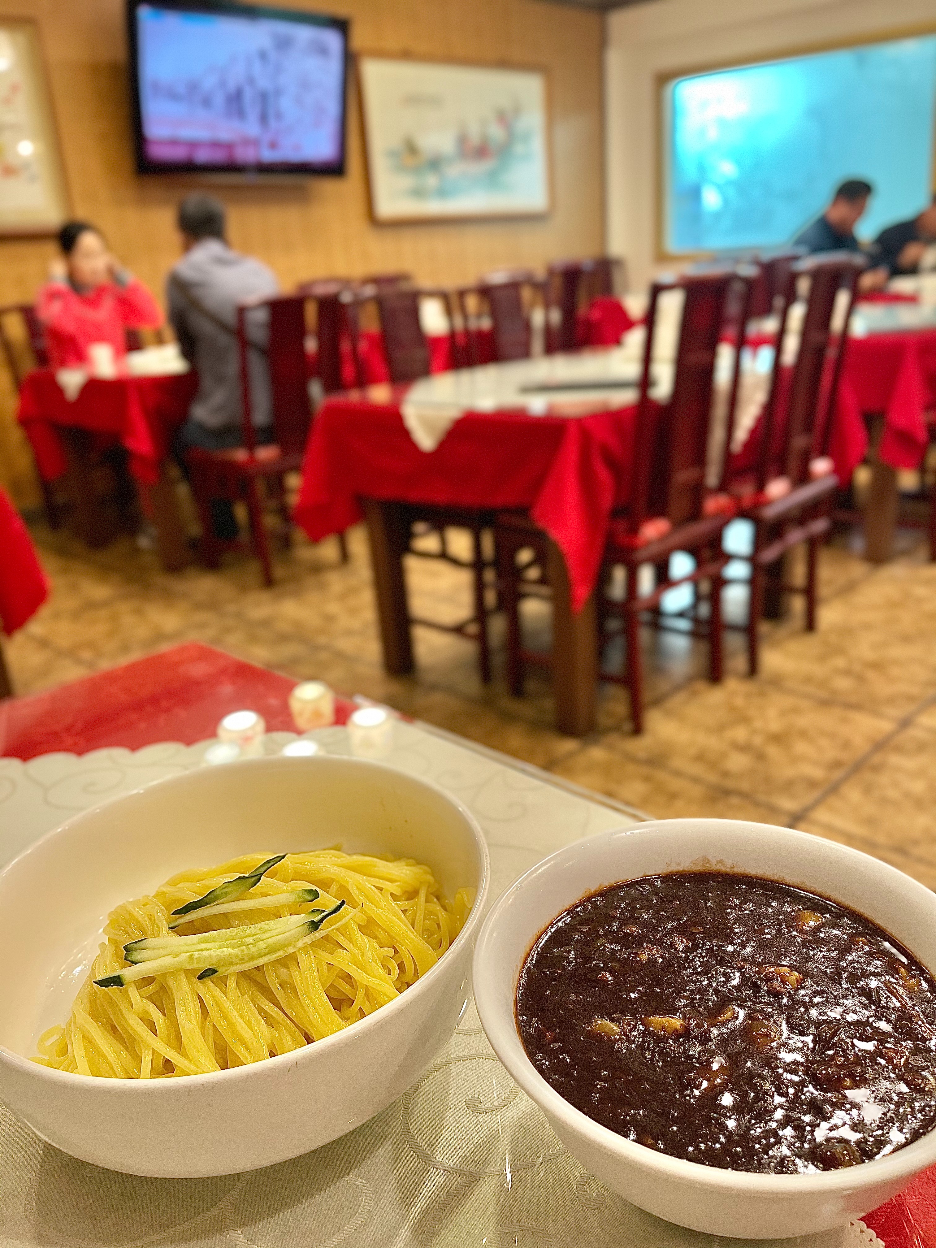 짜장면 이생각보다 맛잇엇고 아이스 짬뽕은 생각보다별로엿네요간얼음이들어가면 좋을텐데 아무래도