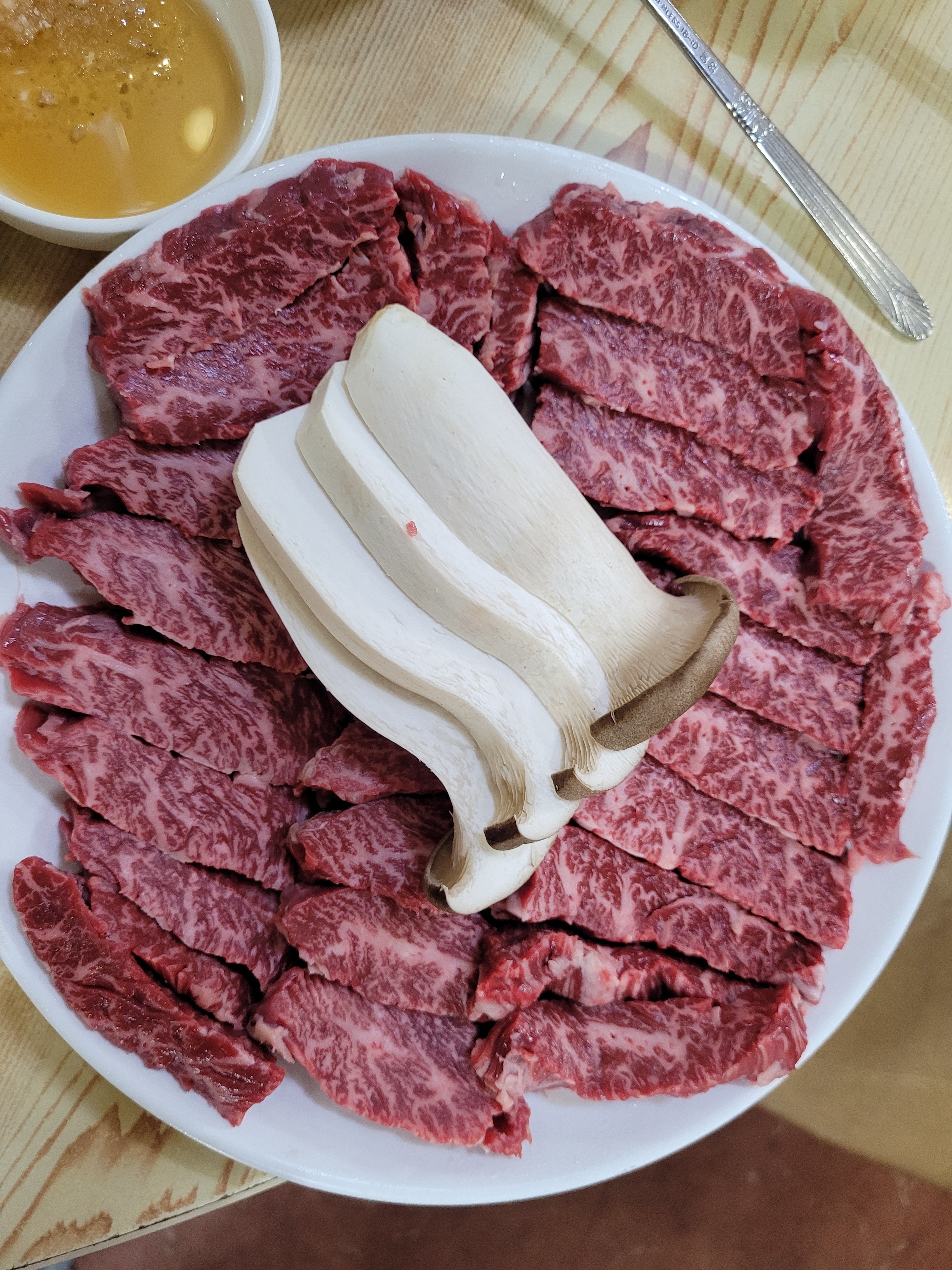강릉 샌드파인에 공치러 가면 겸사겸사 한우먹으러 항상 이 집을 들려요..늘 한결같고 변함없