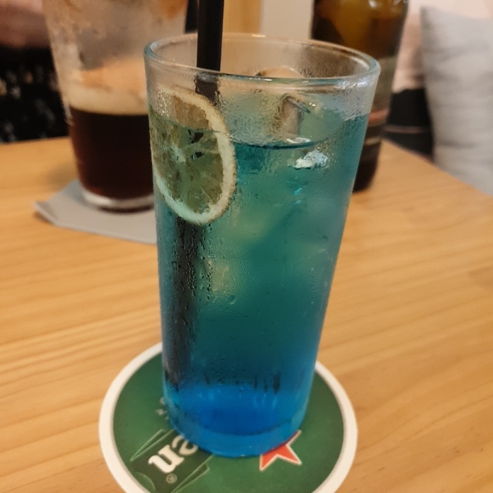 오징어버터구이, 나쵸와 하이볼 한잔 했습니다. 하이볼이 파란 색인게 신기한데 칵테일 느