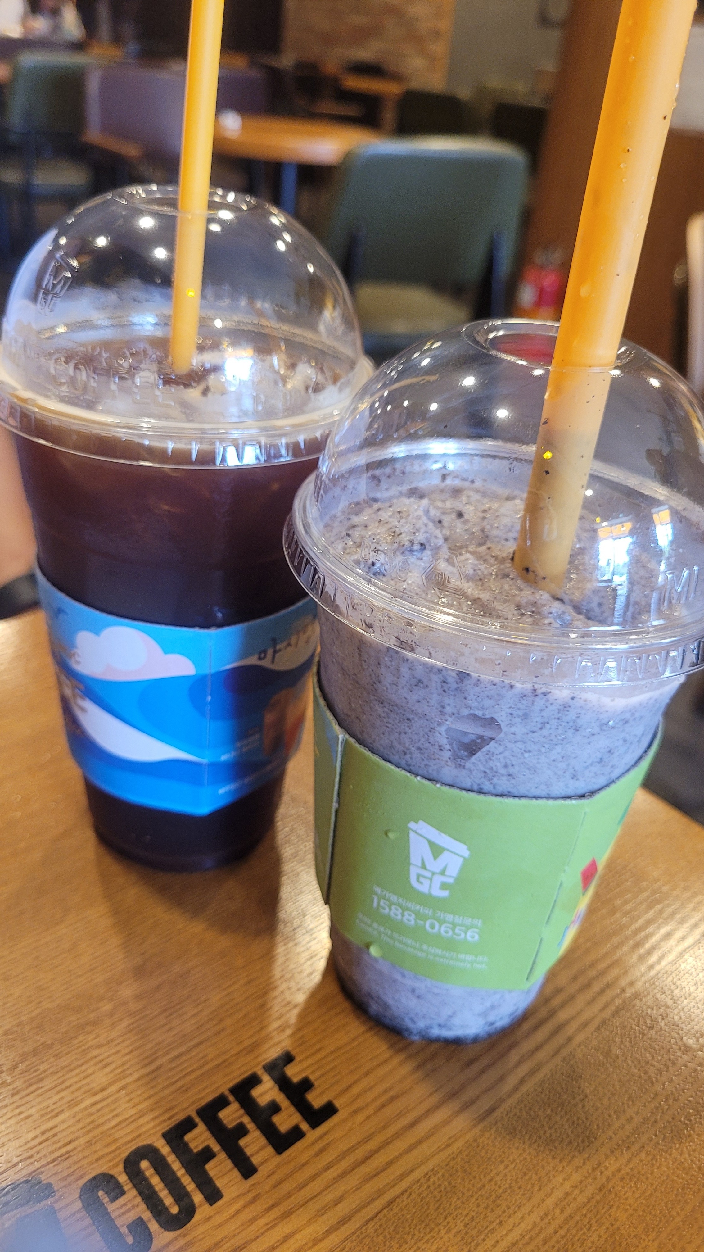 더운날 음료 마시러왔는데 에어컨 빵빵하고 좋네요 메가는 역시 쿠키프라페인데 다른 메가보다 