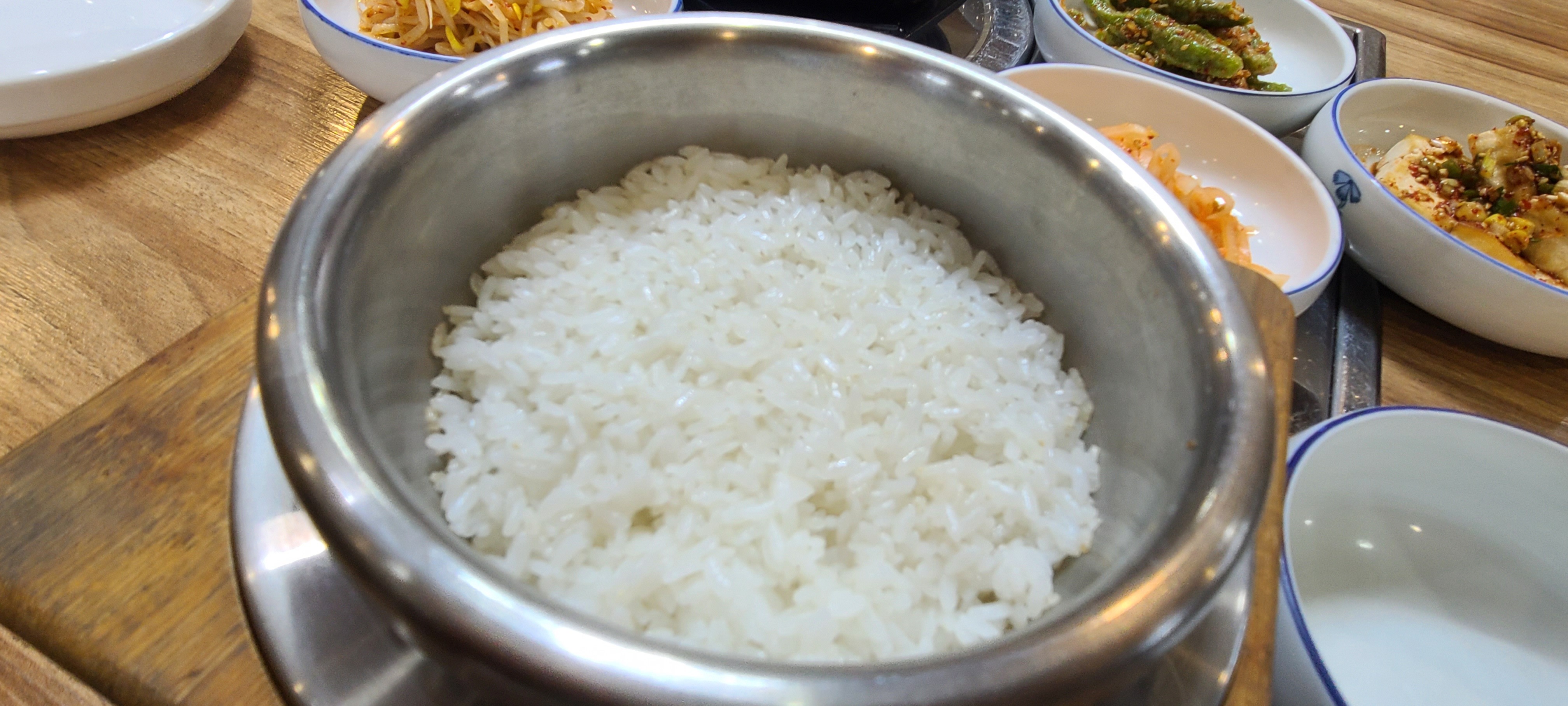 밥이 맛있어요, 든든하게 오래 배부른 느낌이에요. 밑반찬 간이 딱 맞아요. 김치찌게 맛있어