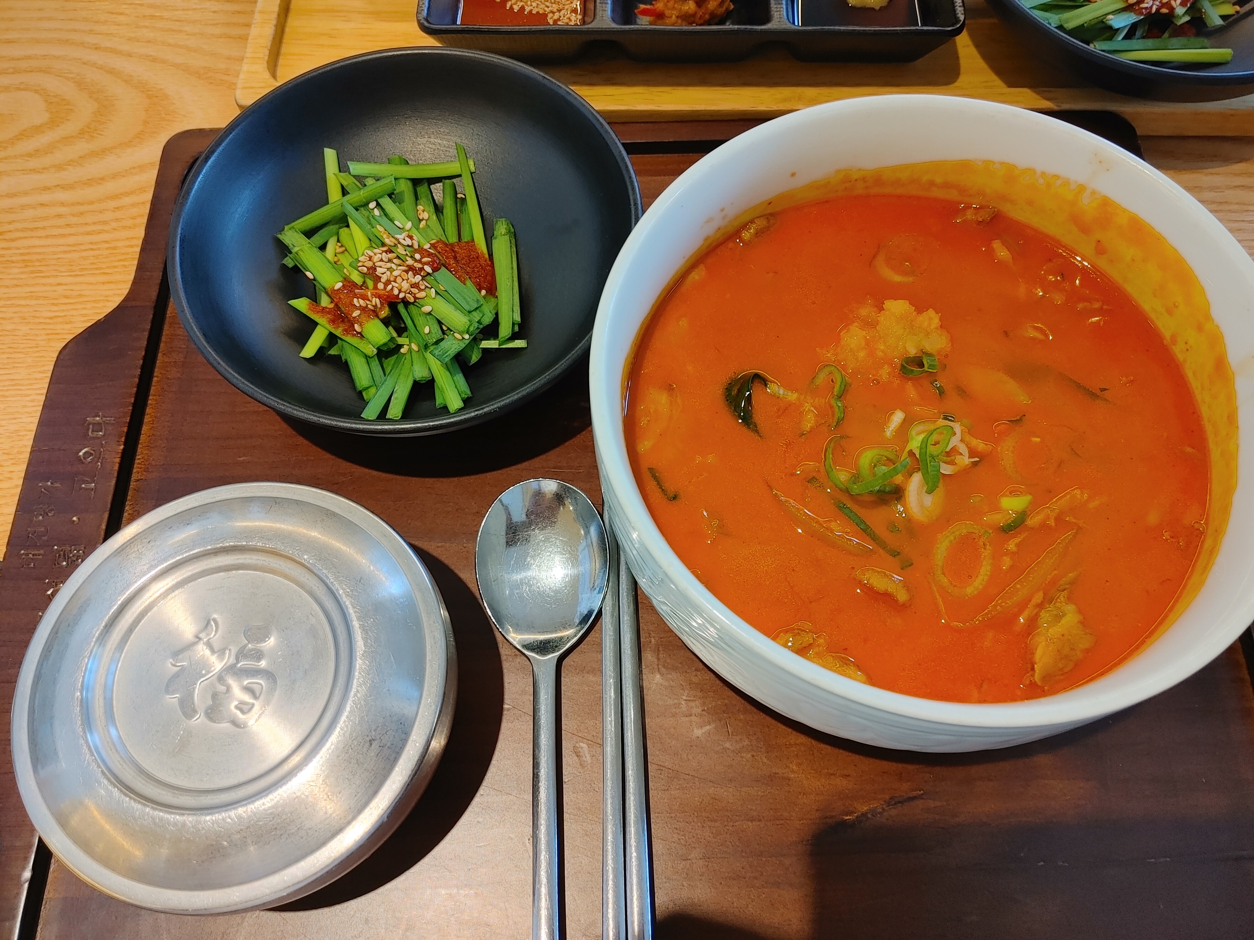부산에 모처럼 놀러왔어요^^ 송정 해수욕장에서 즐겁게 놀고, 저녁 먹으러 왔답니다... 친