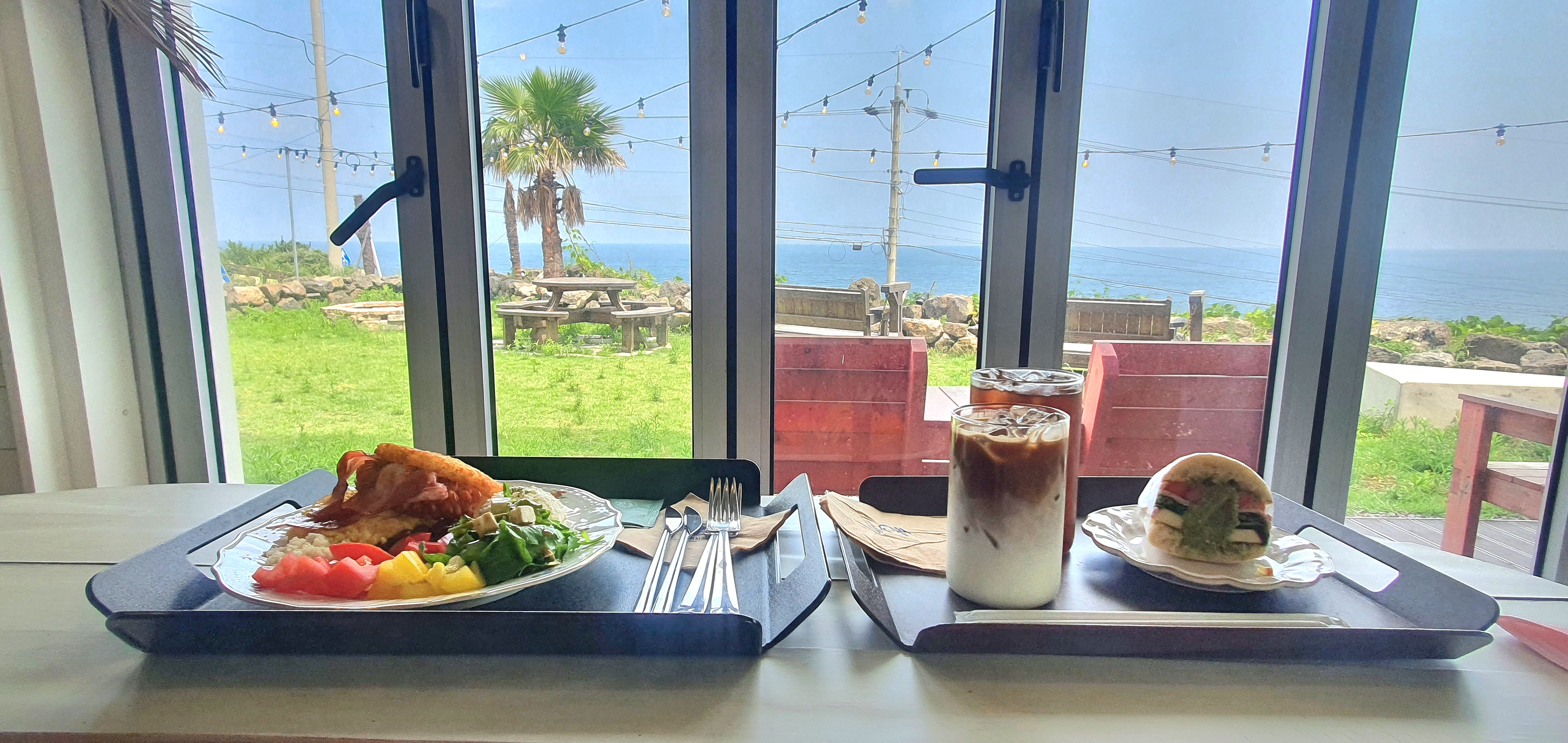 창가 자리에서 보이는 바다 풍경과 음식