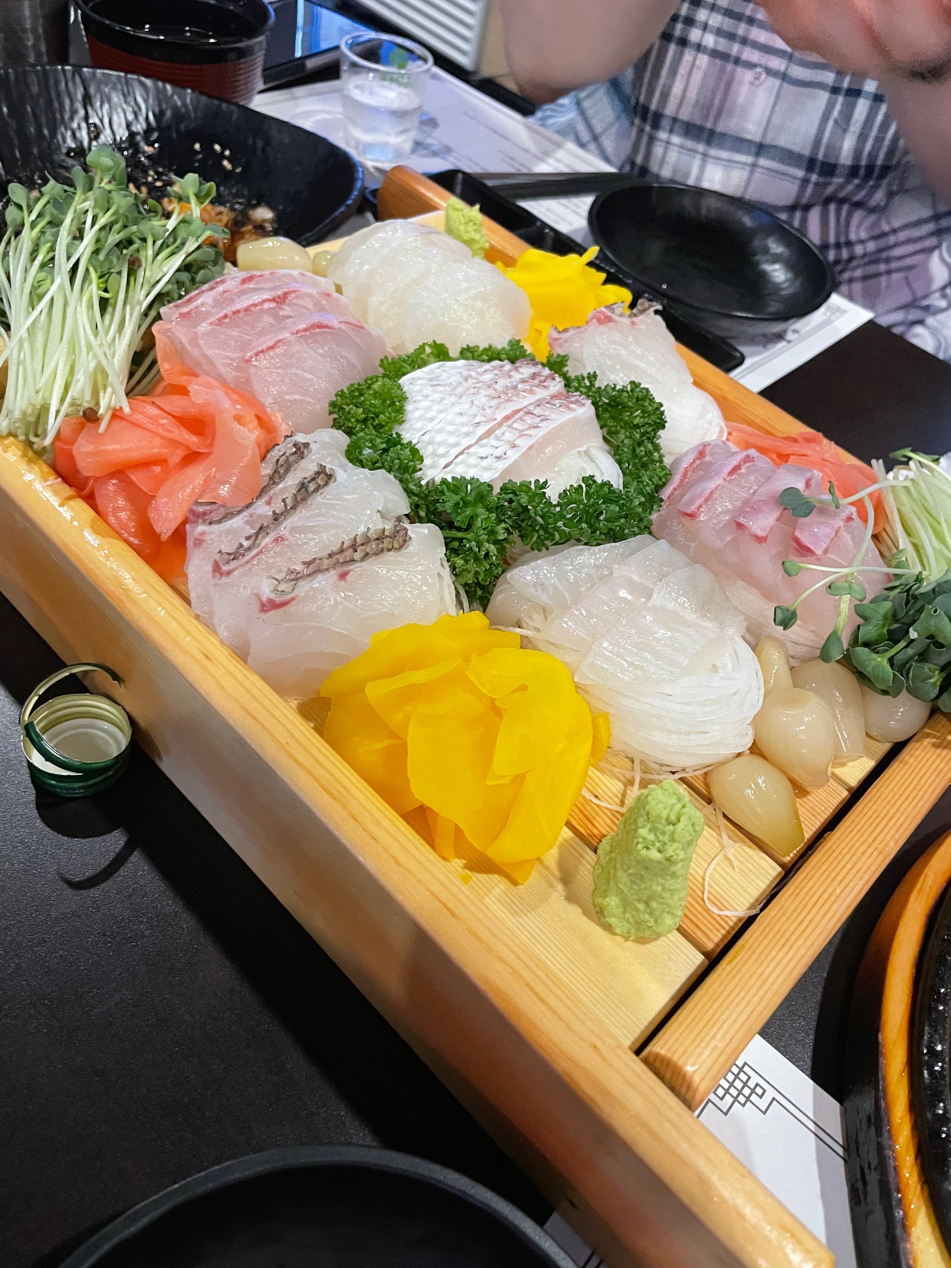 사장님과 점원들이 서비스도 좋고 친절했음. 음식도 단품메뉴로 인당 가격으로 받는데 가성비로