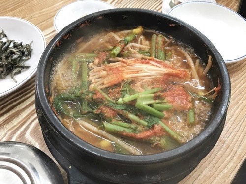 부산 도착해서 국밥을 먹을까하다 갑자기 기름기 있는거 먹음 배탈날 수 있을거같아 복어가게로