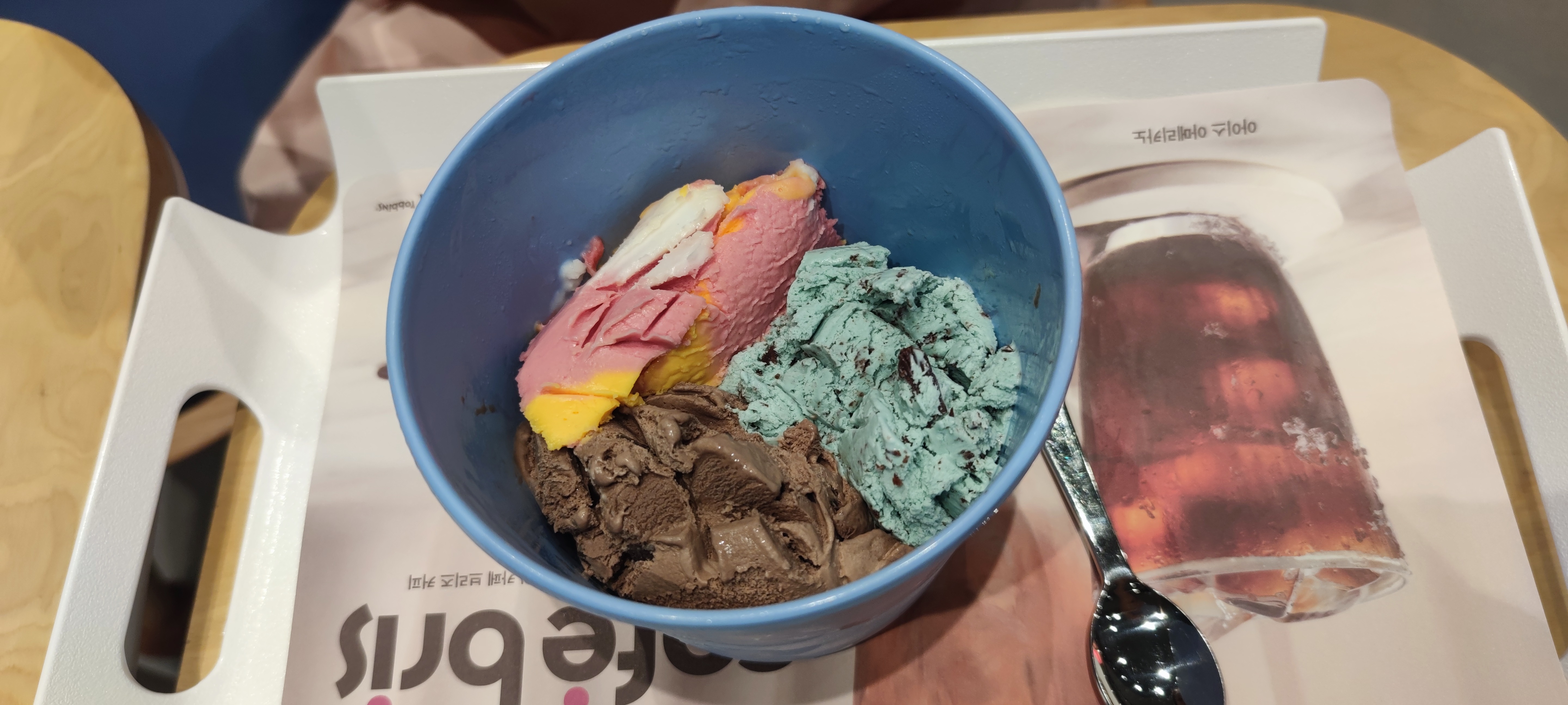 더운 여름 자주오게 되네요 한달에 한번은 무조건 가게 됩니다 민트초코칩은 언제나 필수이며