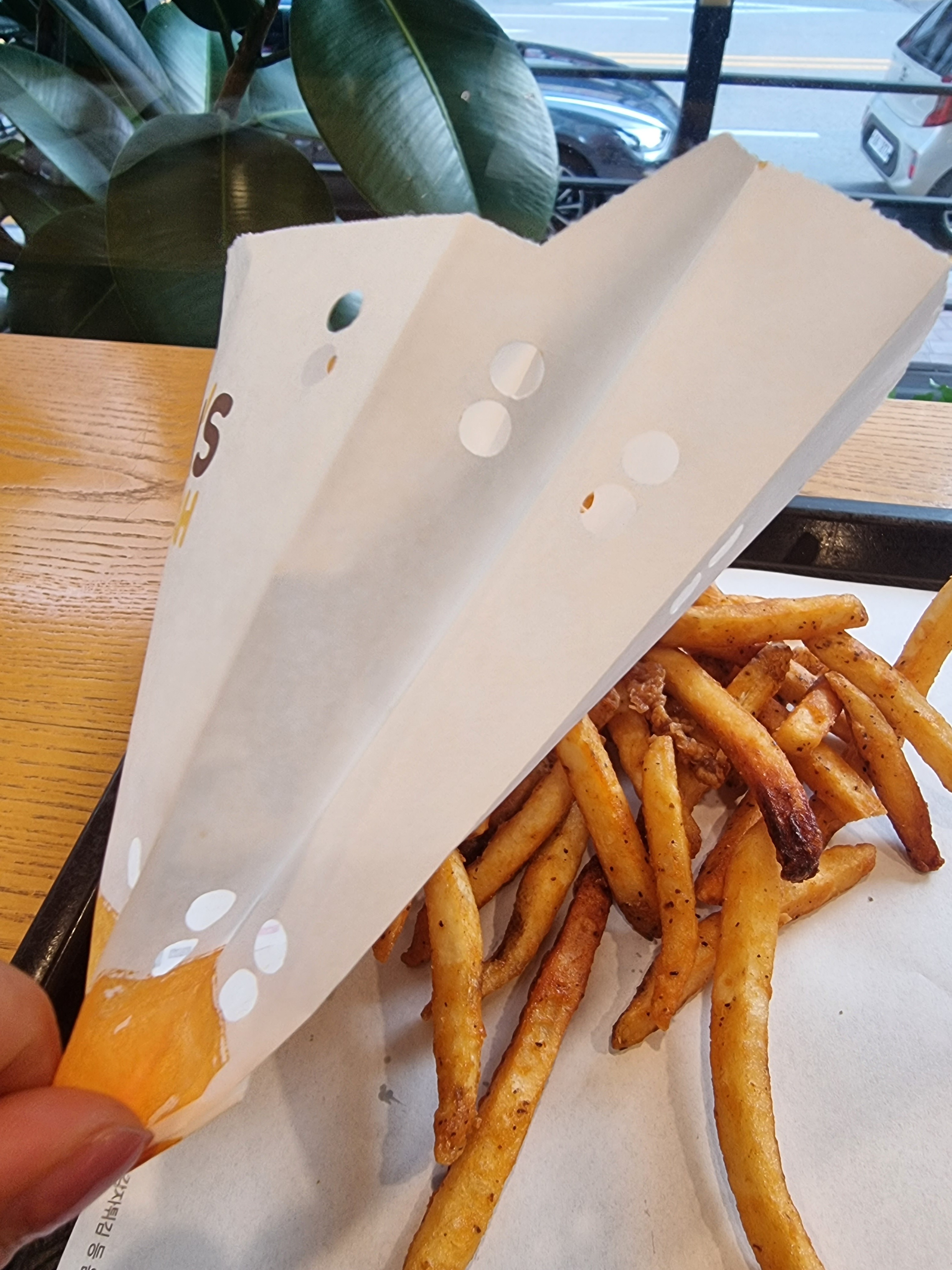 사장님의 정성이 느껴지는 감튀봉지 - 권선동 맛집 맘스터치 권선점