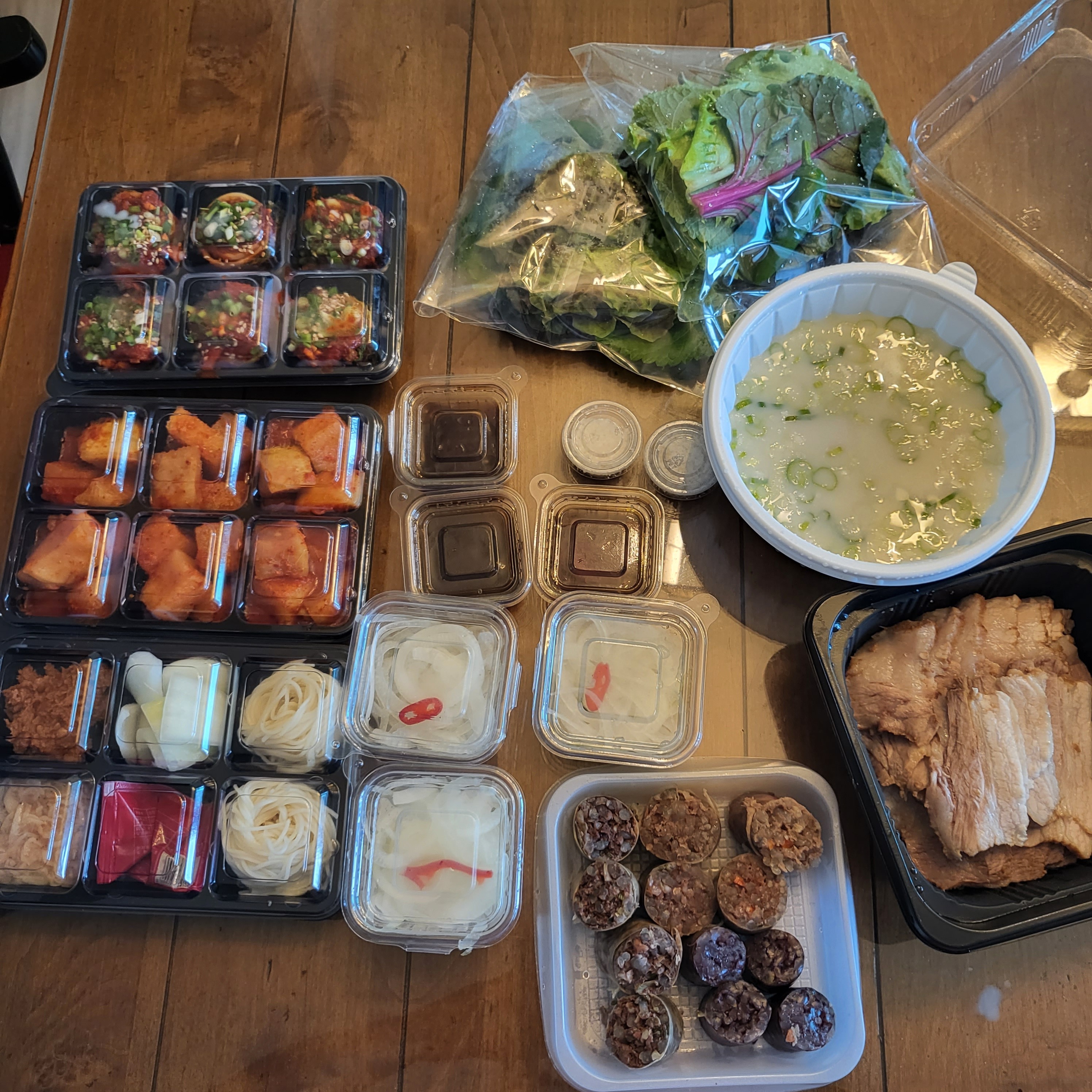 보쌈김치가 맛나고수육도 괜찮아요!!깍두기는 좀더 개선되길 바래요!! 갠적으로 걸쭉 돼지국밥