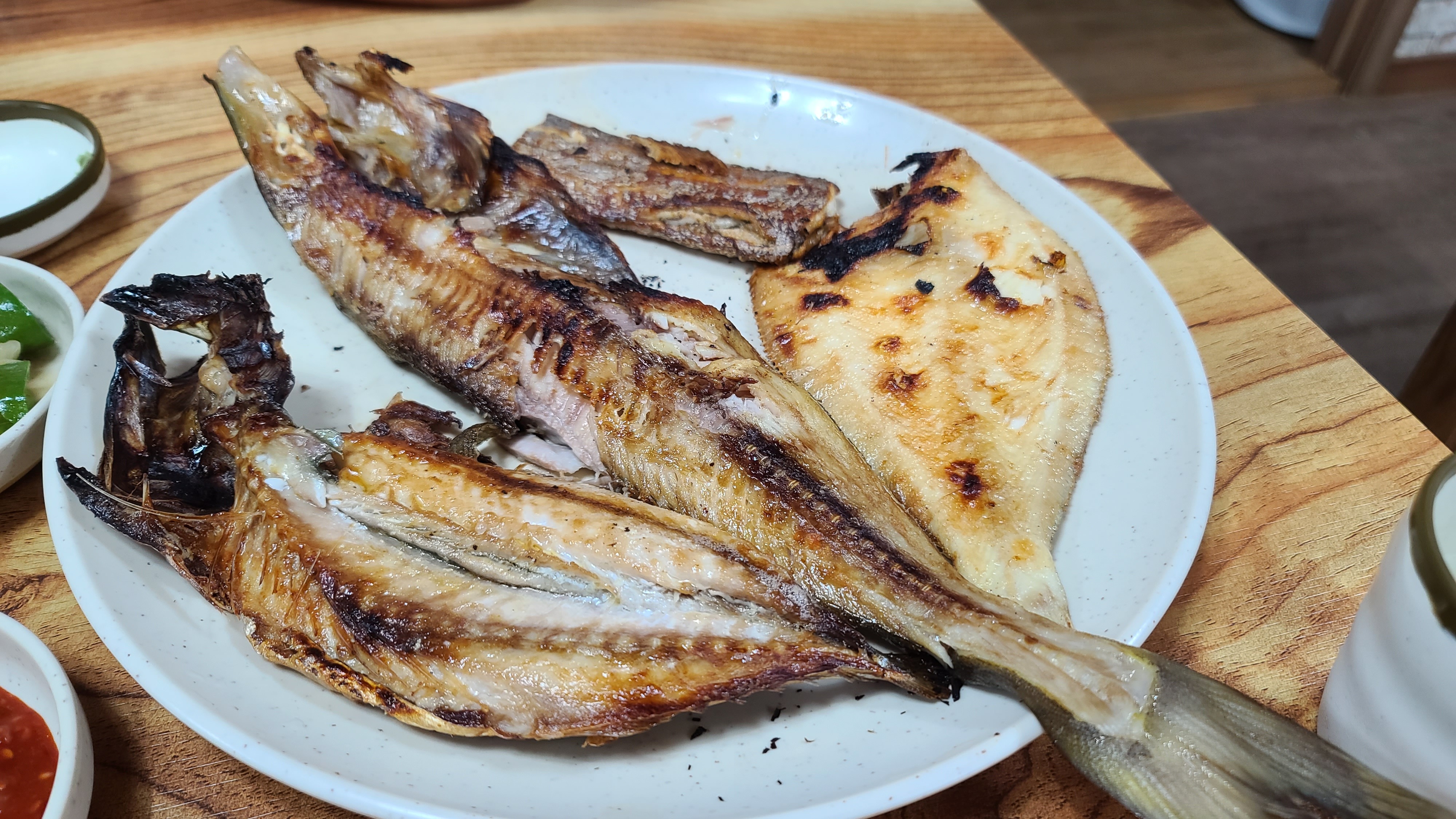 온동네 죄다 칼국수 횟집들만 가득 회는 저녁에 술안주 하고 싶어서 찾은 김가네 생선구이집