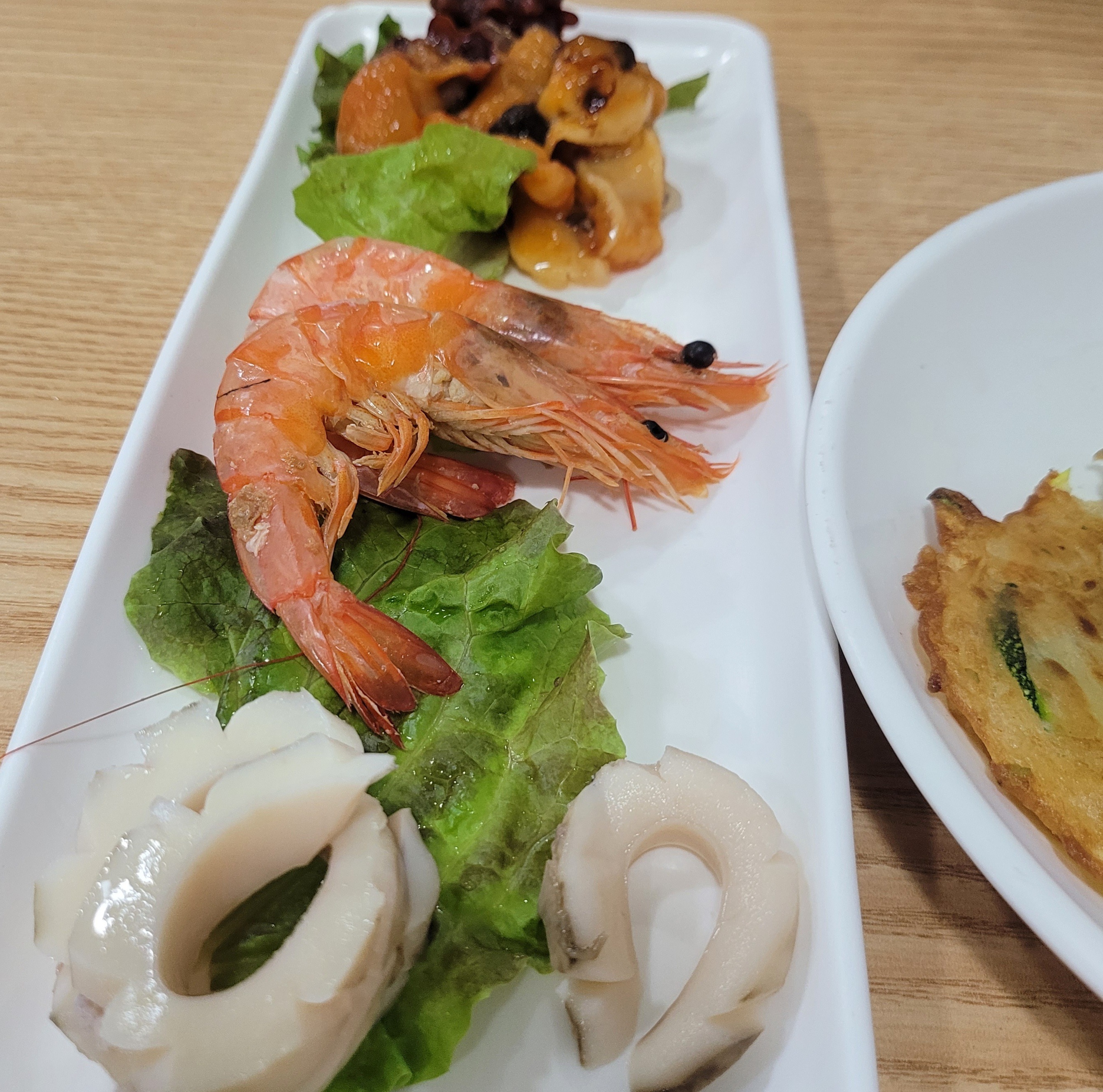 메인인 회나 조개탕 등등도 맛있었는데 전채로 나왔던 호박전이 겉바속촉한게 특히 엄청 맛있었