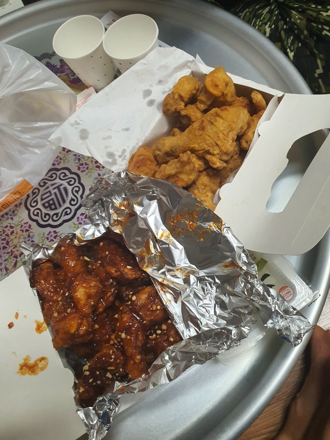 바삭하게 튀겨진 치킨 조각들