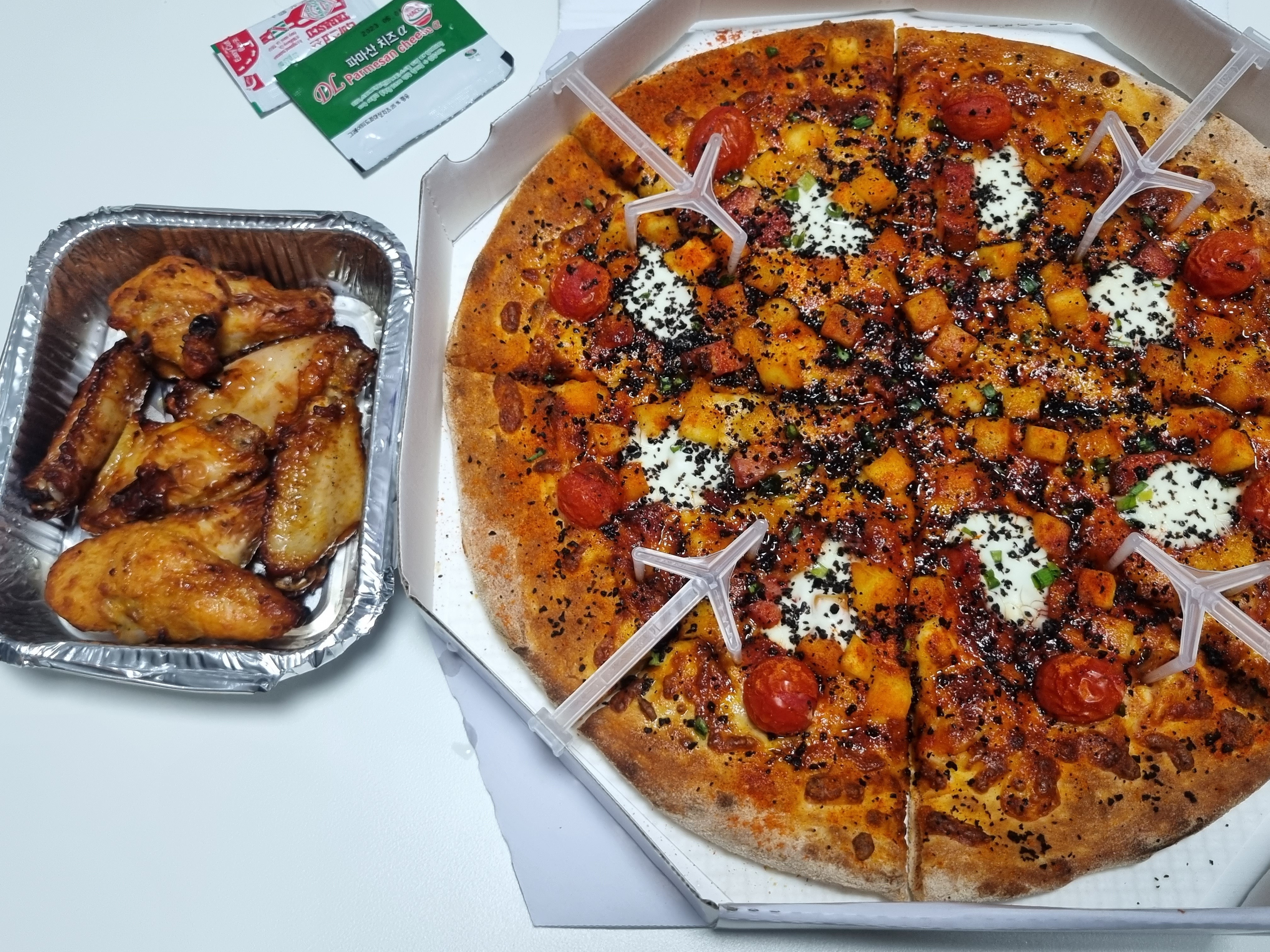 블랙맘바 맛있다고 해서 주문했는데 호미스피자 진짜 맛있네요 ㅜ ㅜ 샤워크림에 토마토까지 존