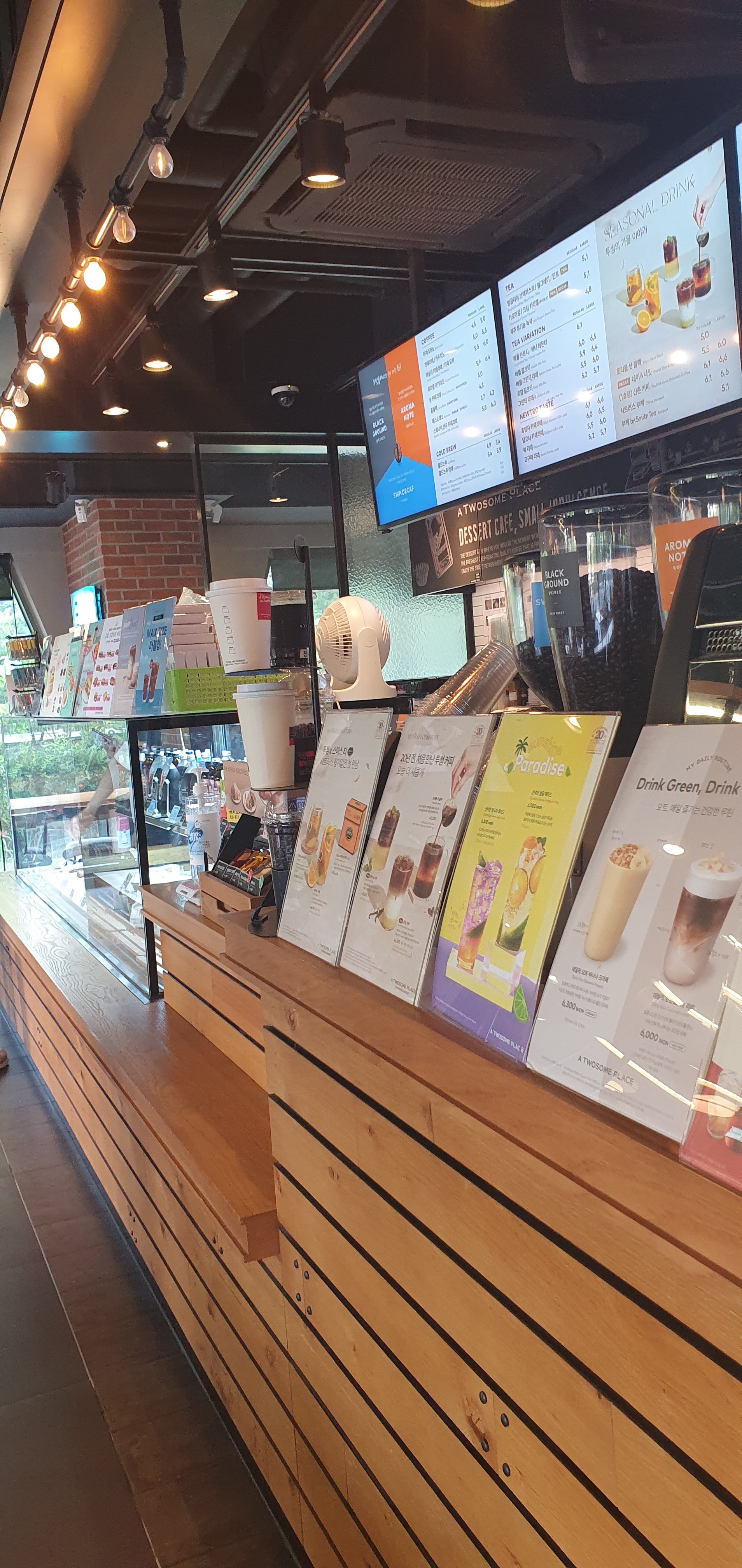 투썸매장 중에 제가 자주 오는 곳입니다~ 젊은 여자사장님께서 매우 친절하세요~ 매장도 넓고
