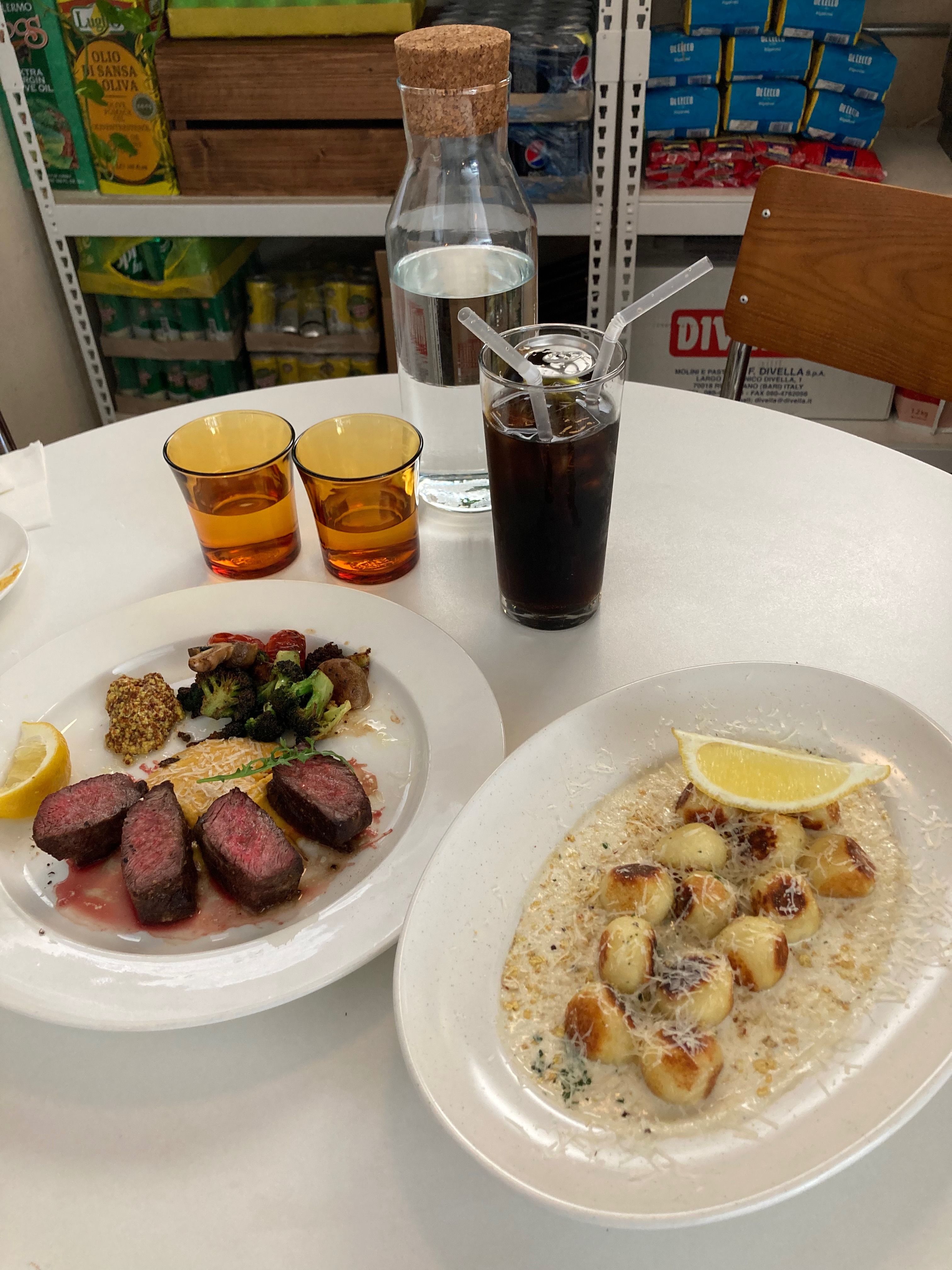 맛있게 구워진 목살과 쌈 채소