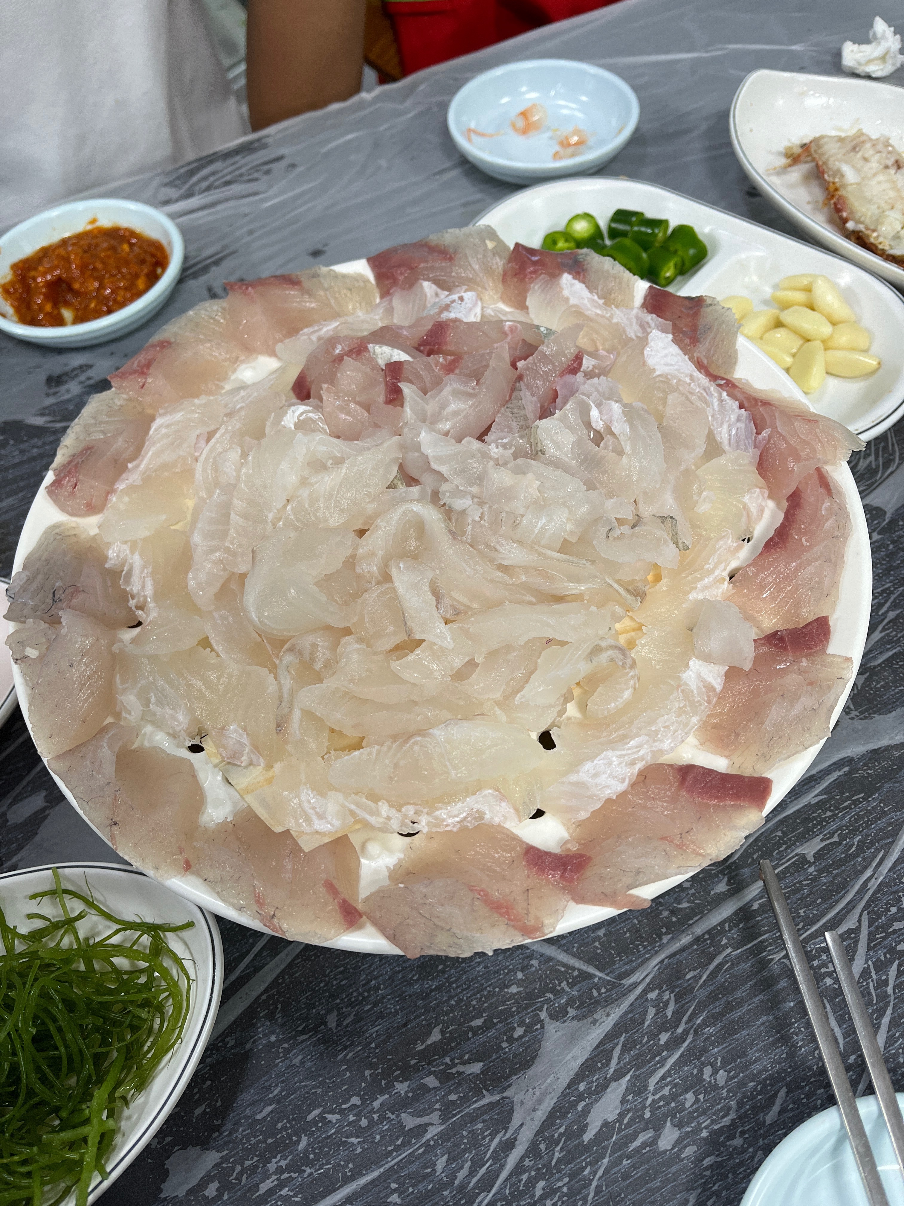 홀에 서빙하시는 분이 한 분이라 정신없어보이긴 했지만 친절하게 말해주시고, 회도 맛있었어요