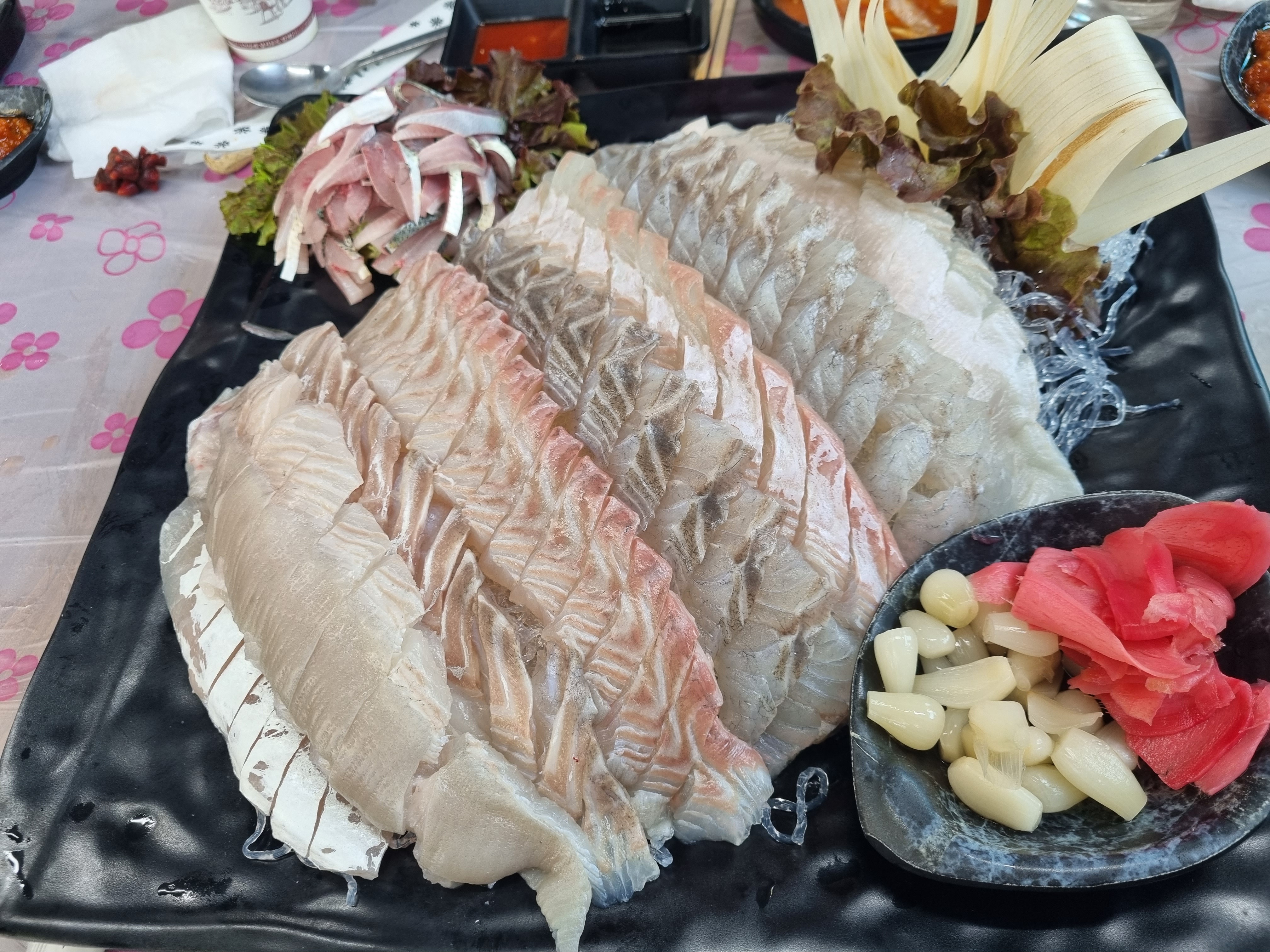 전곡항에 케이블카타러왔다가 식사하러 방문했는데 친절하시고 회도 신선하고 맛있었습니다. 특히
