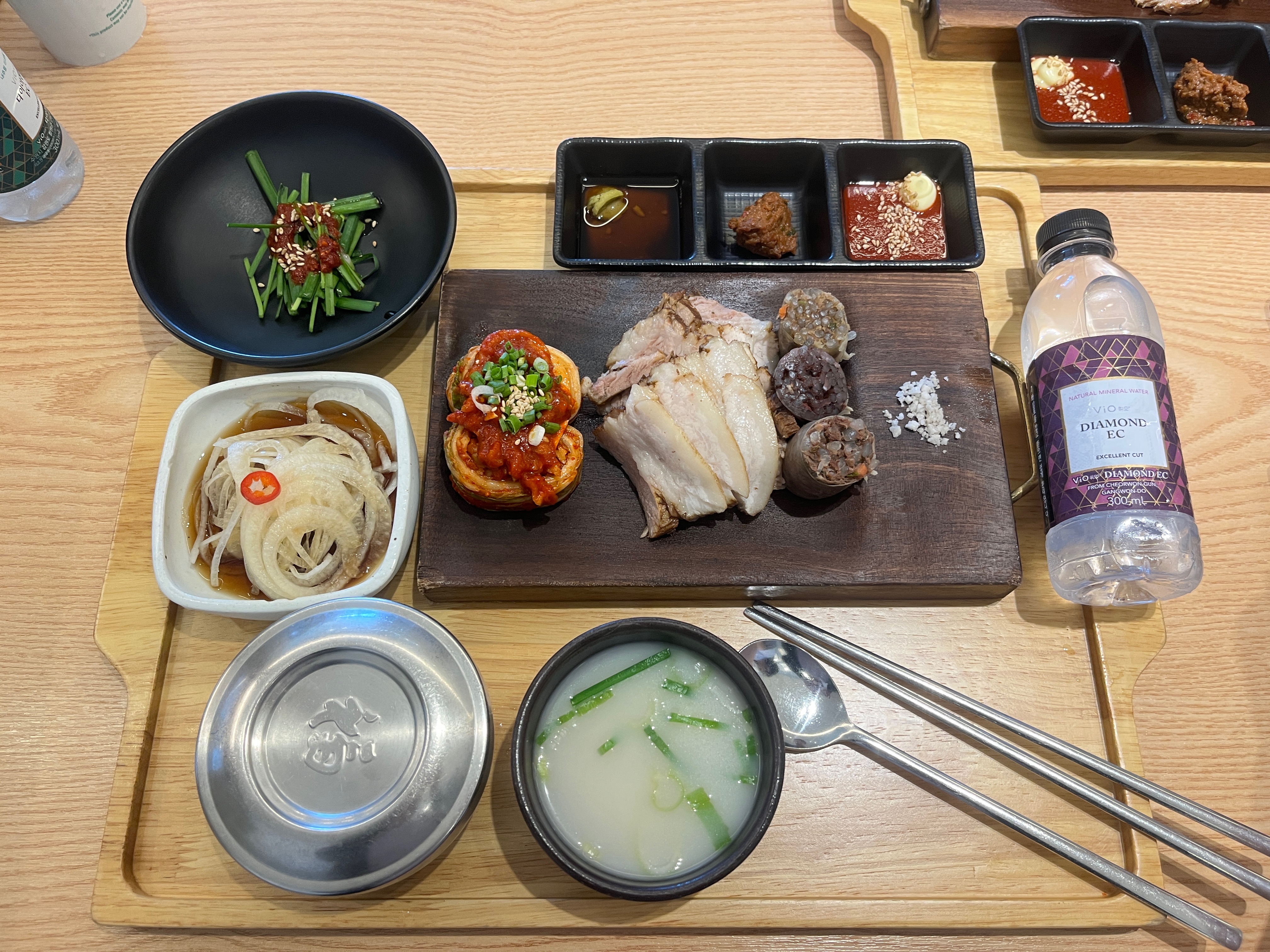 모듬국밥에 나오는 국물은 진하고 기름기 있고요 보쌈정식에 나오는 국물이랑 사진속 사골육수통