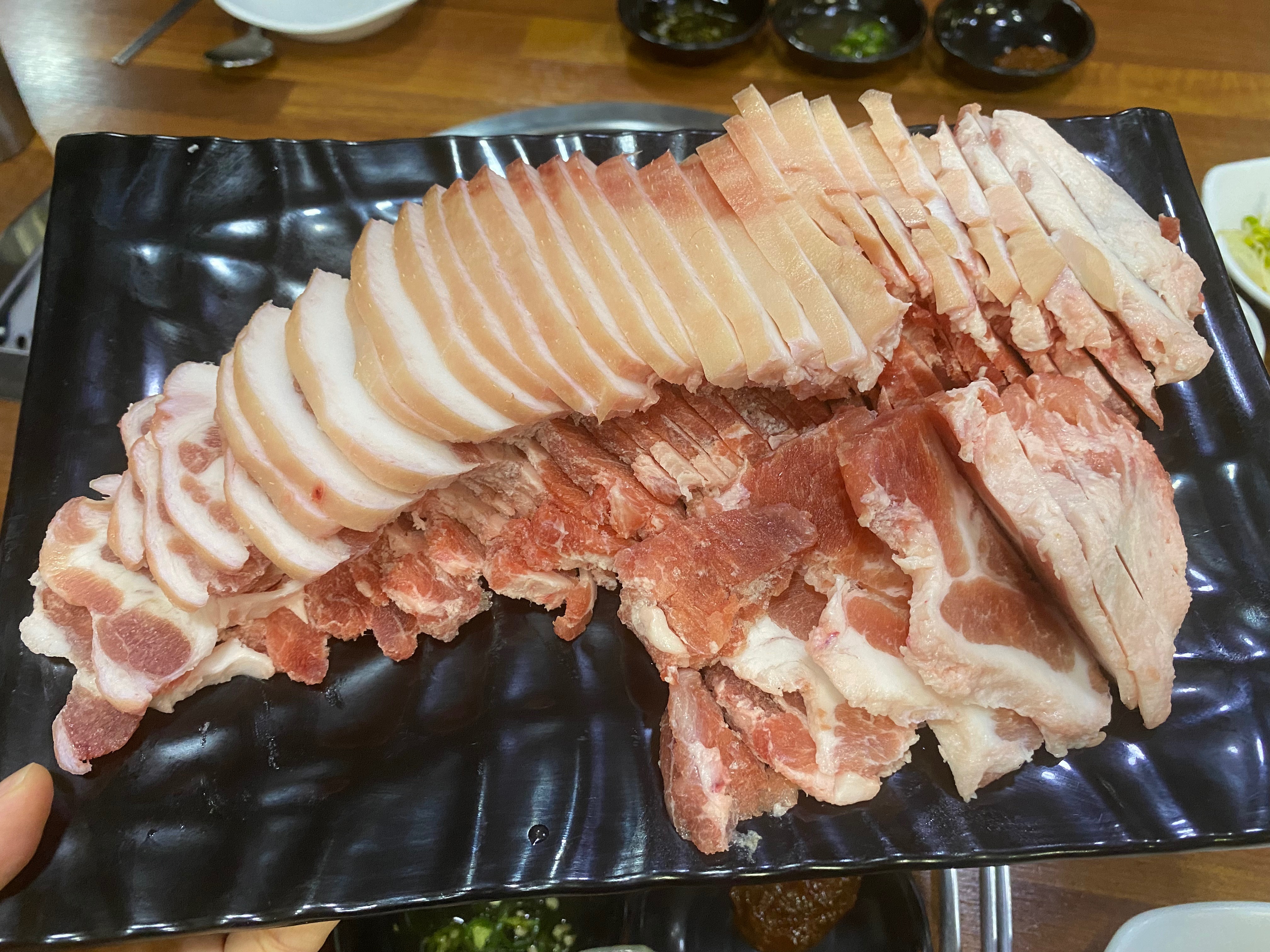 뒷통모듬 먹었는데 양이 미쳤어요 ㅋㅋㅋㅋ아 그리고 쫄깃하고 정말 맛있어요! 2명이서 먹엇는