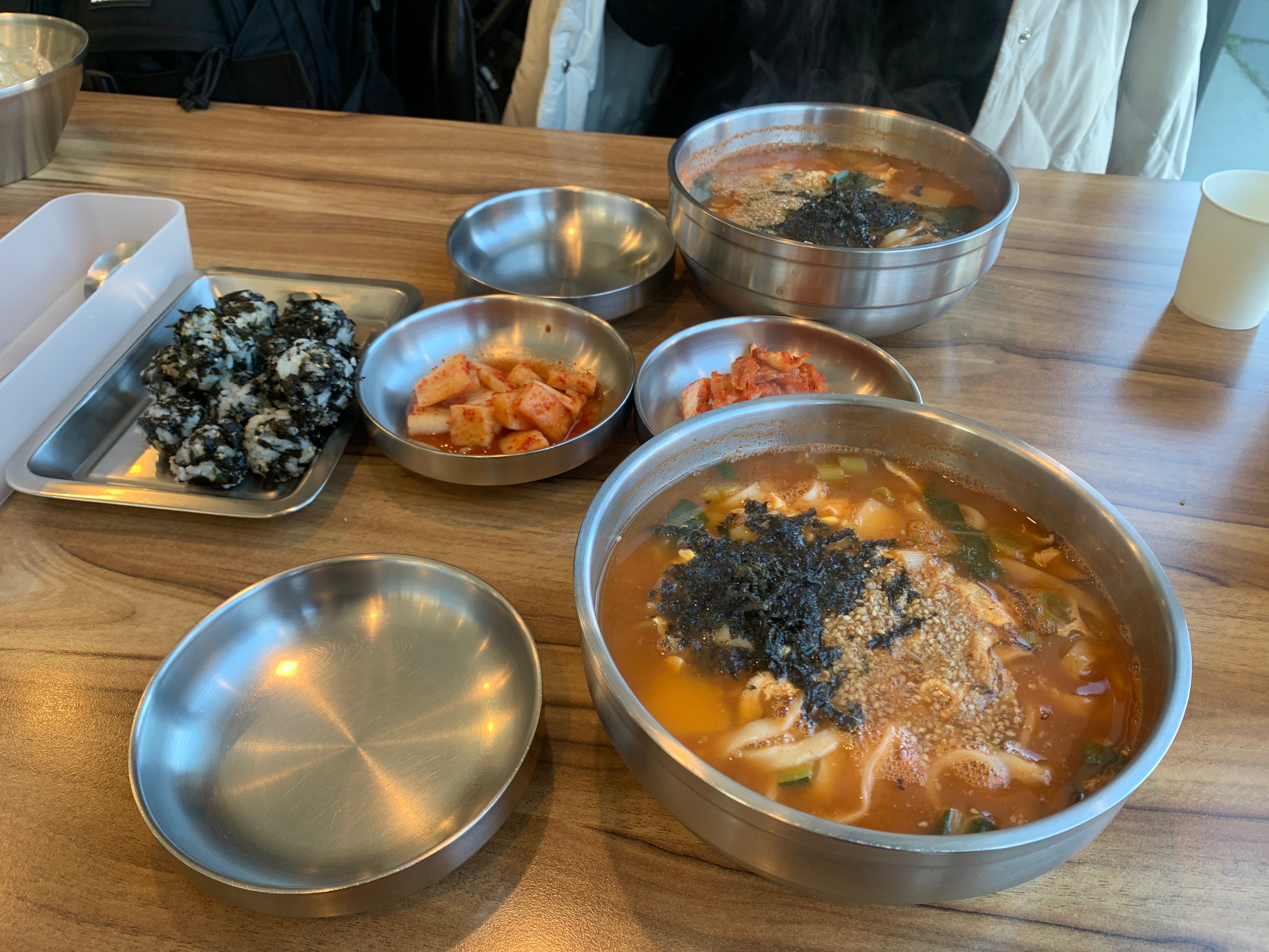 강릉에 왔으니 장칼국수를 먹어야지 싶어서 검색해서 찾았는데 넘 맛있고 매장이 깨끗하기도해