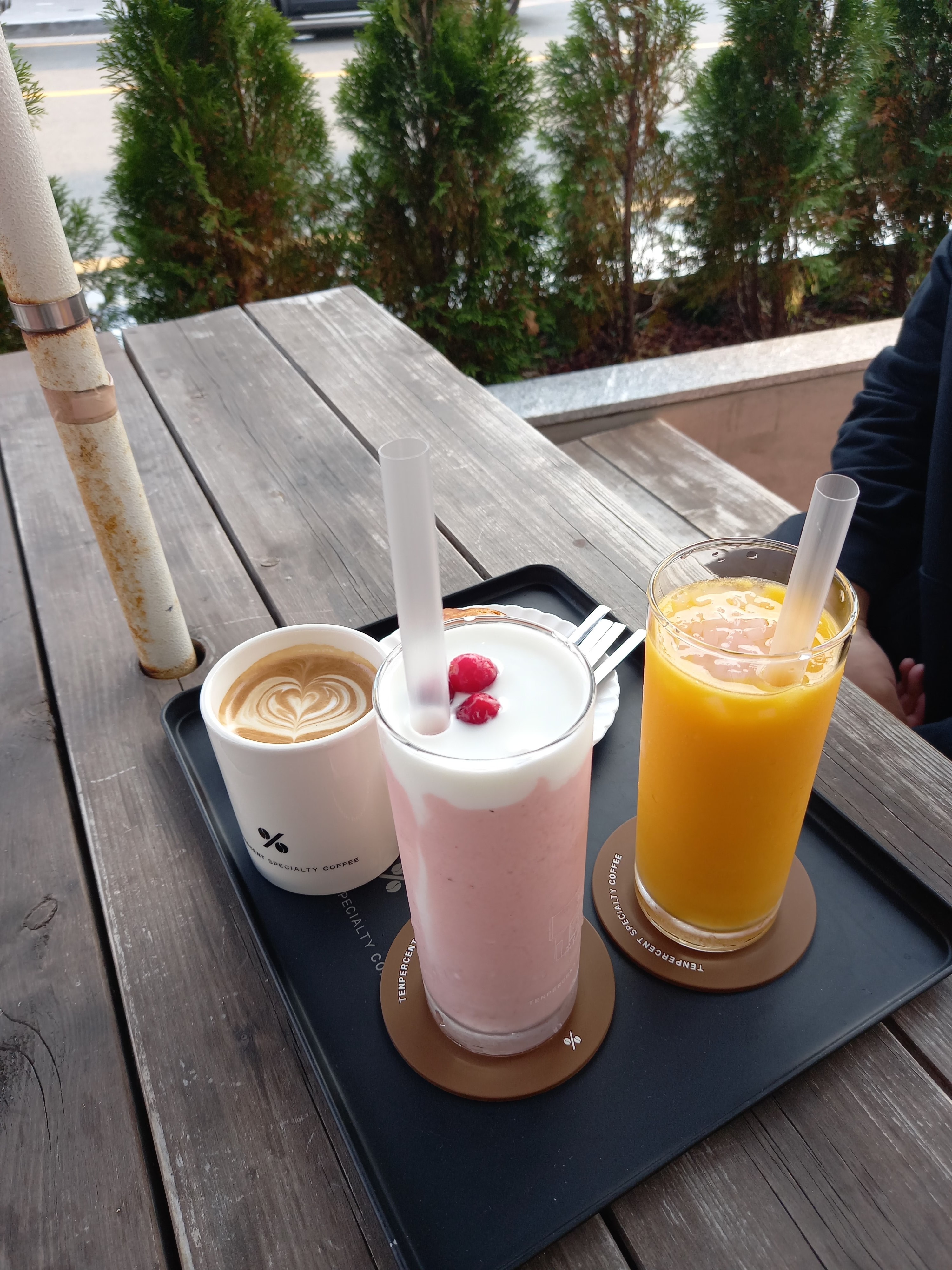 바다열차 내리고 송정해수욕장 보니까 예쁜 카페가 별로 안 보이는 것 같아 들어간 곳. - 송정 맛집 텐퍼센트커피 송정블루캐슬점