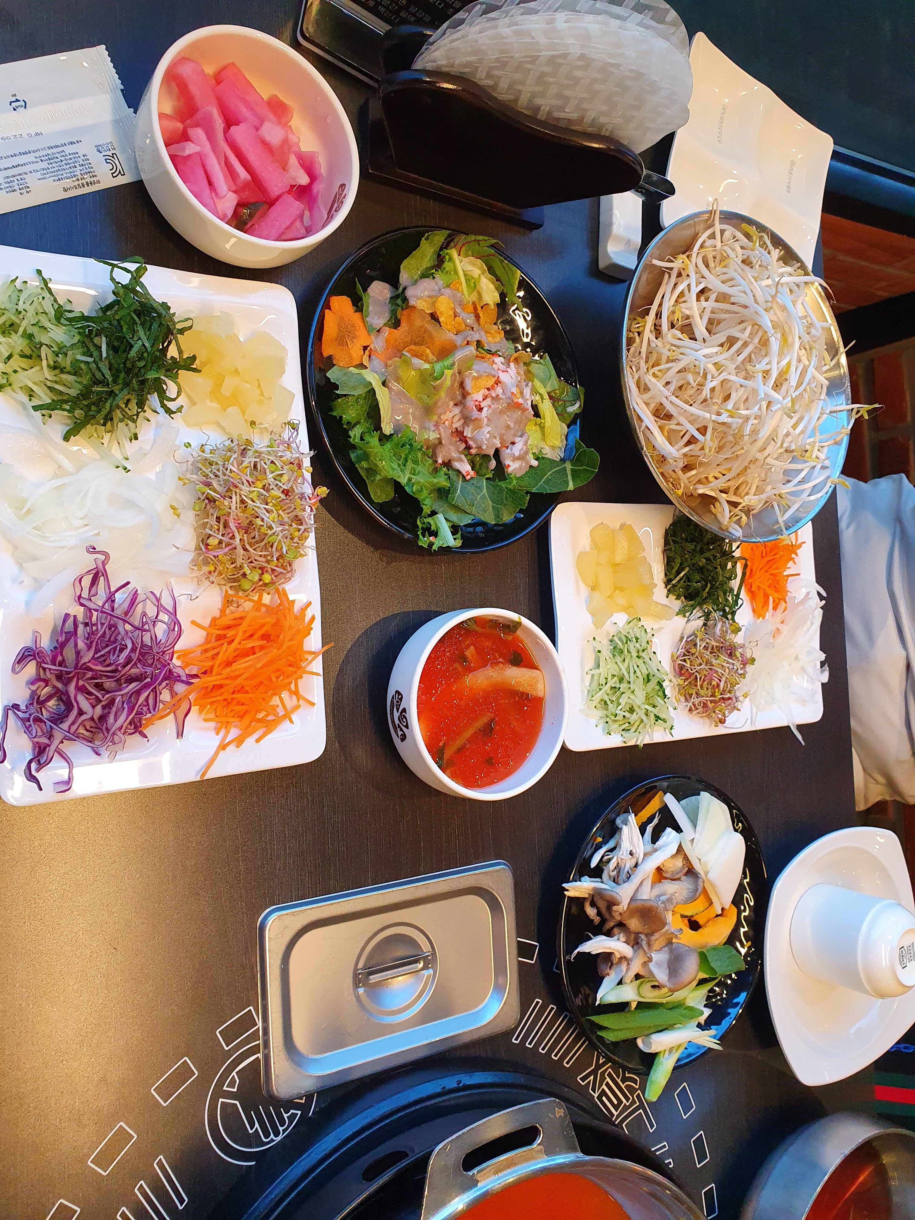 여러곳 다녀 본 샤브 전문점 중에 육수맛도 제일 낫고야채.김치(열무 물김치)류,피클도 완전
