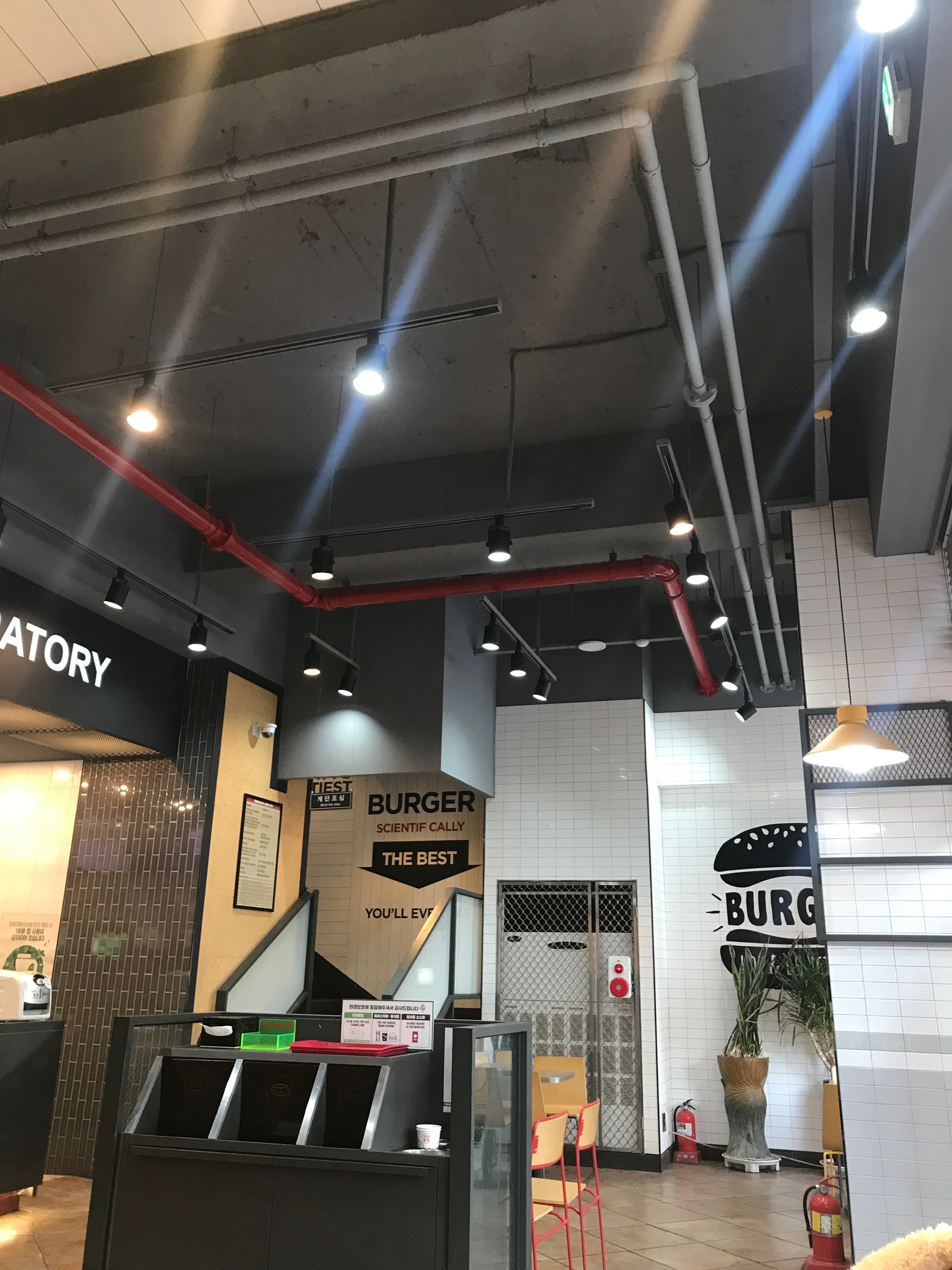 알바 여학생은 친절한데 오히려 점장같은 남자분 바빠서 그런거라 이해는해도 영수증 금액이 쿠