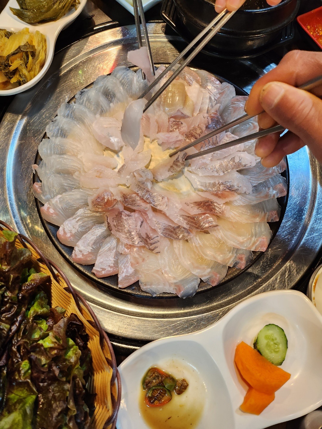 이 사진 하나로 모든게 표현되는 것 같다. 묵은지에 깻잎 기본찬만 나오고 자잘한 밑반찬 없