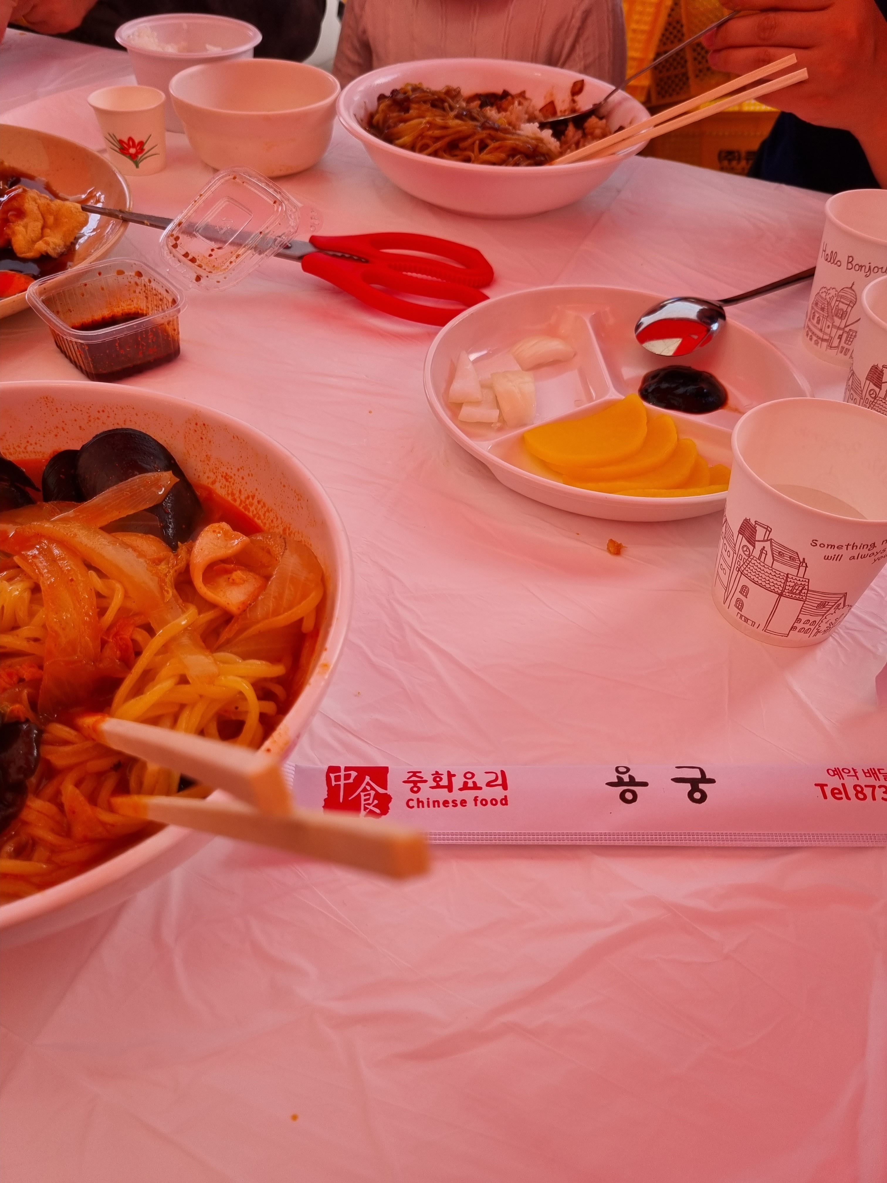 식탁에 놓인 젓가락과 컵