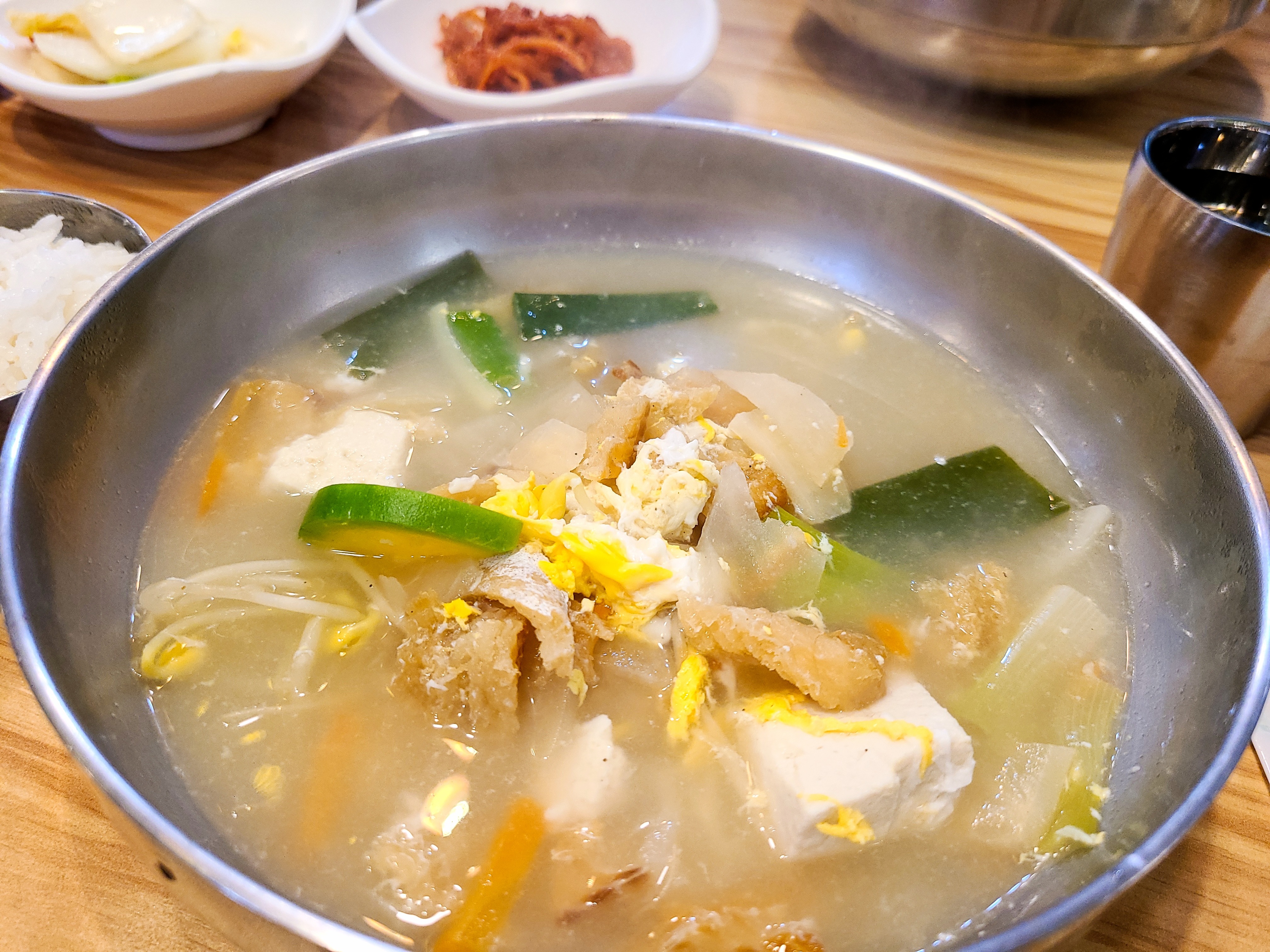 해장하기 너무 좋았고 건더기가 많았어요! 반찬도 네가지나 나와서 골라먹기 좋았어요^^ 제대