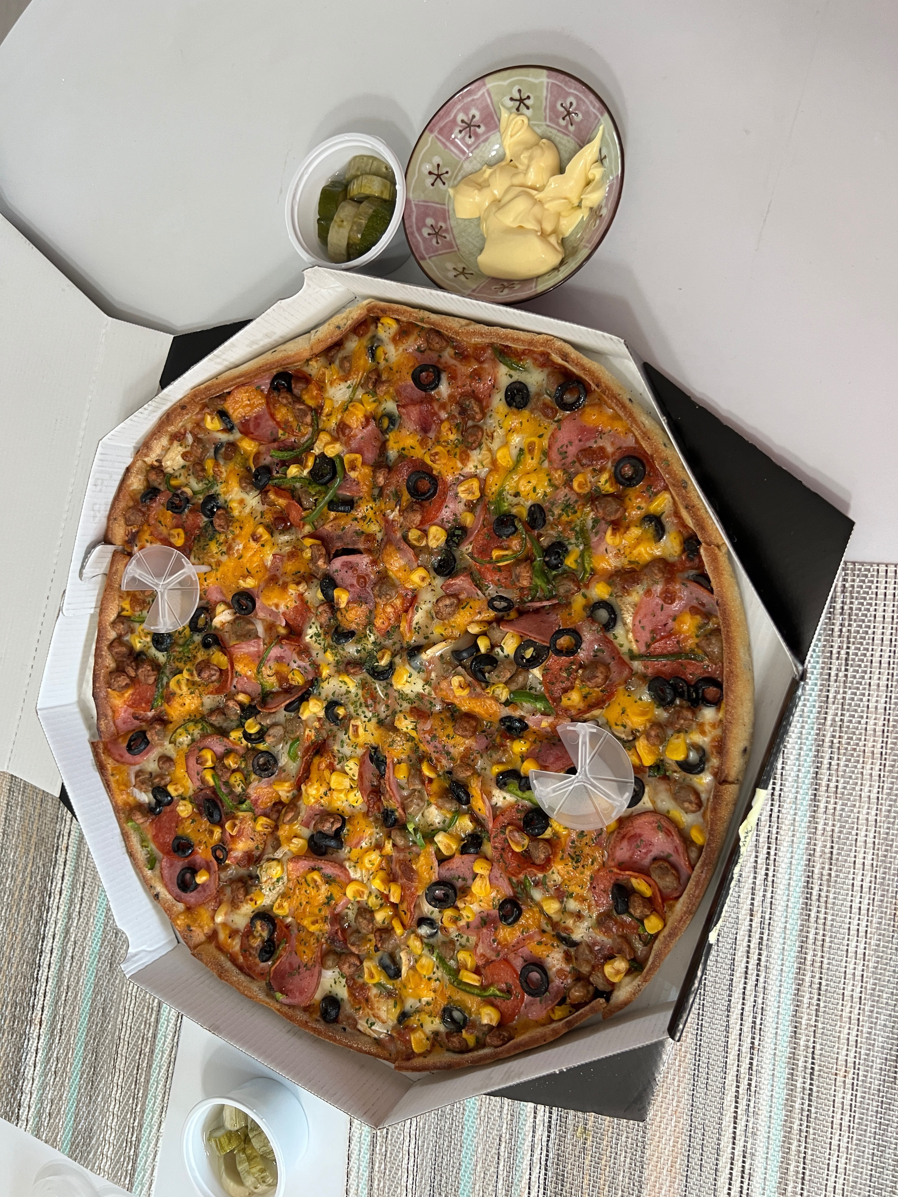 피자가 너무나 맛있어요 사이즈도 크고 토핑도 잔뜩 올려주셔서 정말 순삭해버린 피자입니다-!