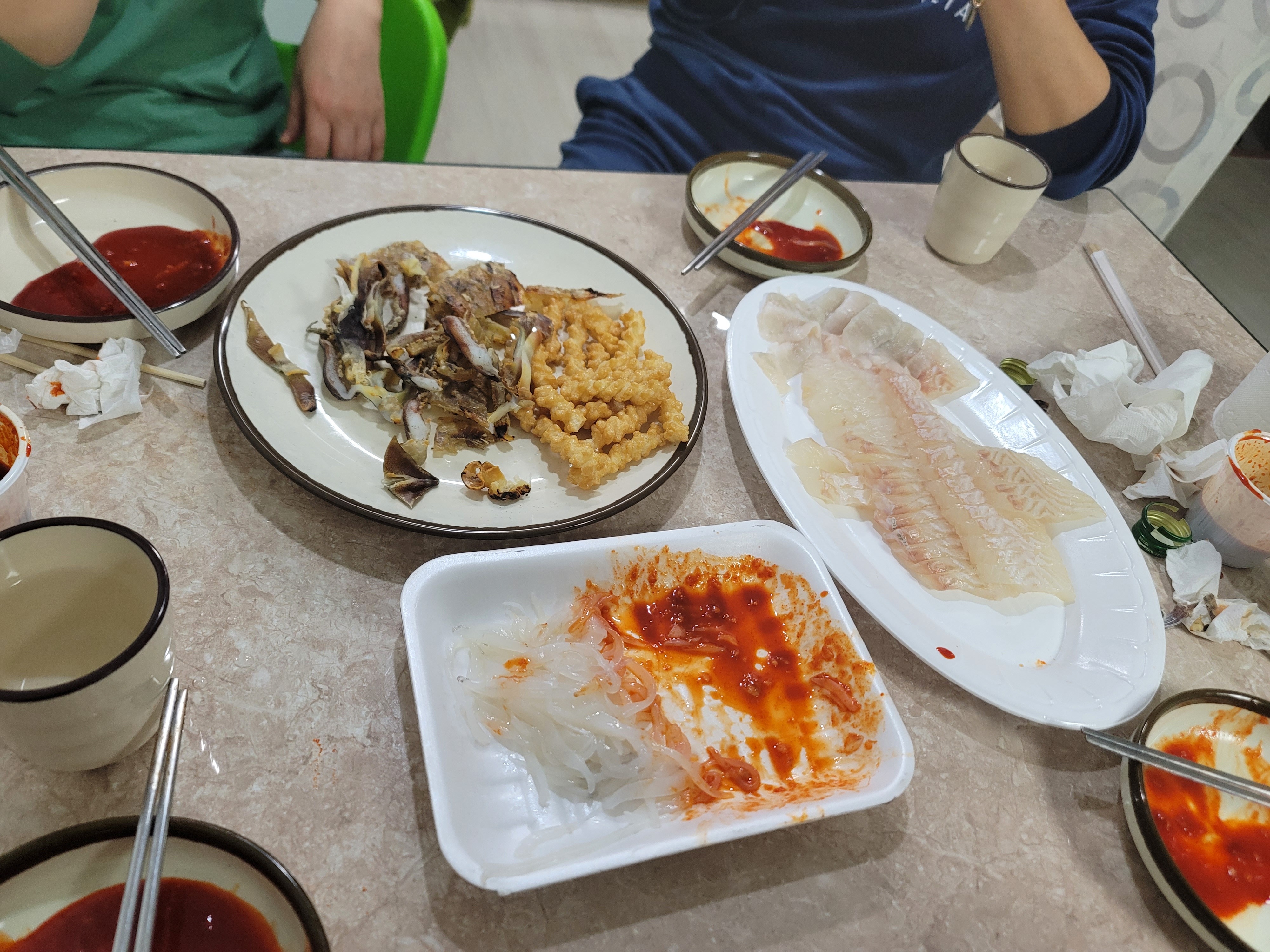 맛이 없어요ㅠㅠ 야채도 일절 없어요 초장도 한개 시겼는데 2개 시켰다고 억지로