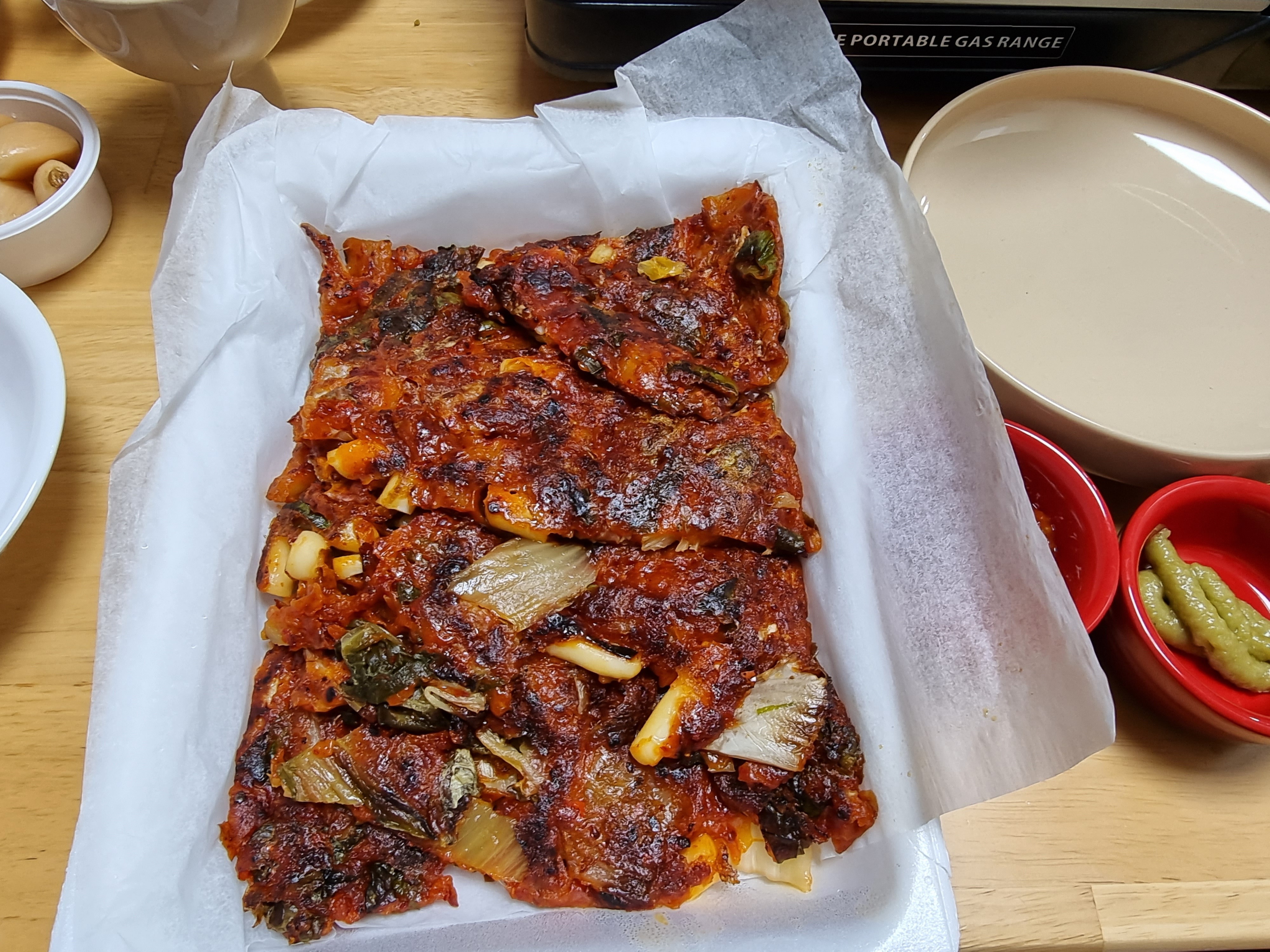 김치전도 맛있고 서비스로 받은 파래전도 맛있다. 하지만 반찬으로 주신 마늘 장아찌가 더 맛