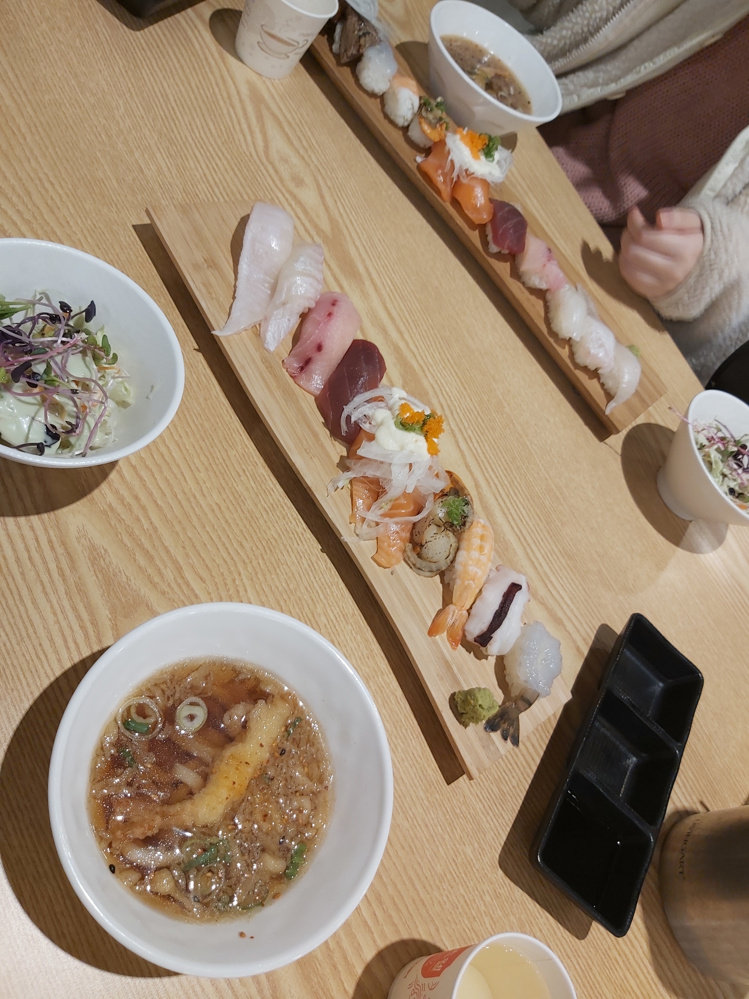 오랜만에 초밥 킬러 딸님과 함께 왔어요. 딸님 대만족하시고, 고구마랑 단호박 튀김 서비스까