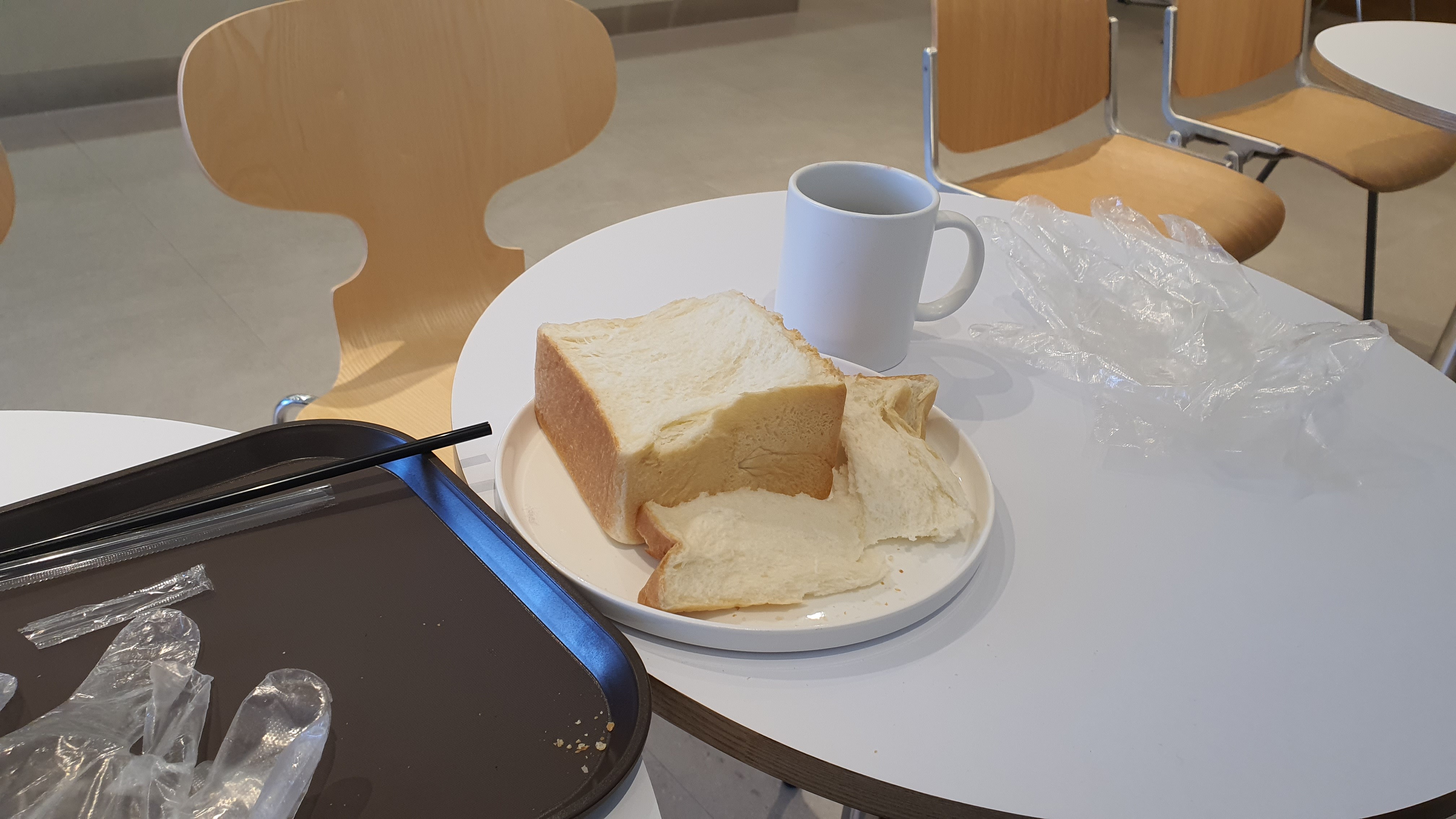 서울,부산만 있는 줄 알았는데, 얼마전 진주에 생겼다는 얘기듣고 방문했는데, 정말 빵은 맛