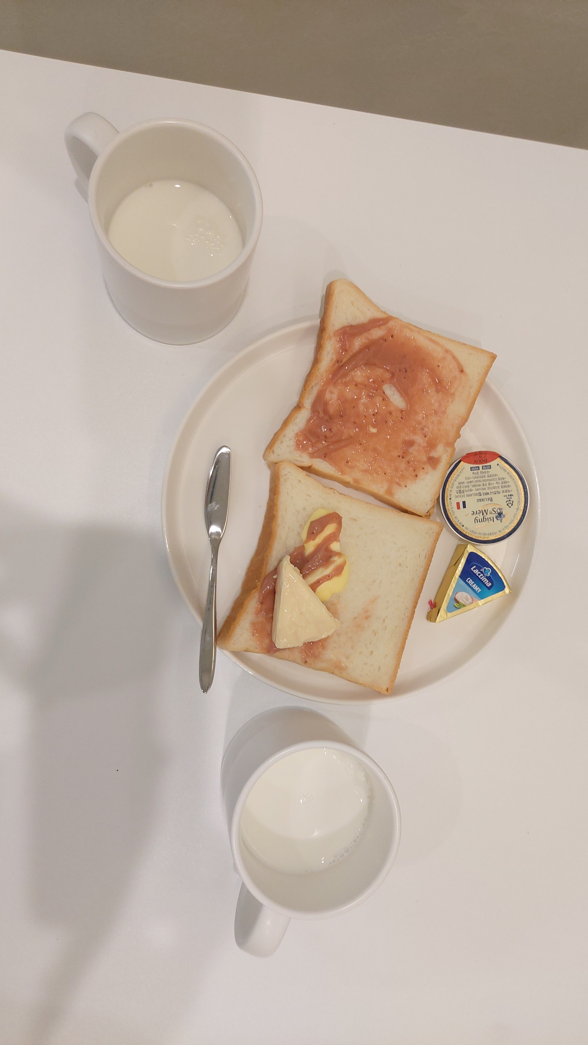 촉촉하고 부드러운 화이트리에 식빵이랑 딸기버터잼이 잘어울려요♡ 크림치즈와 버터를 곁들어 먹