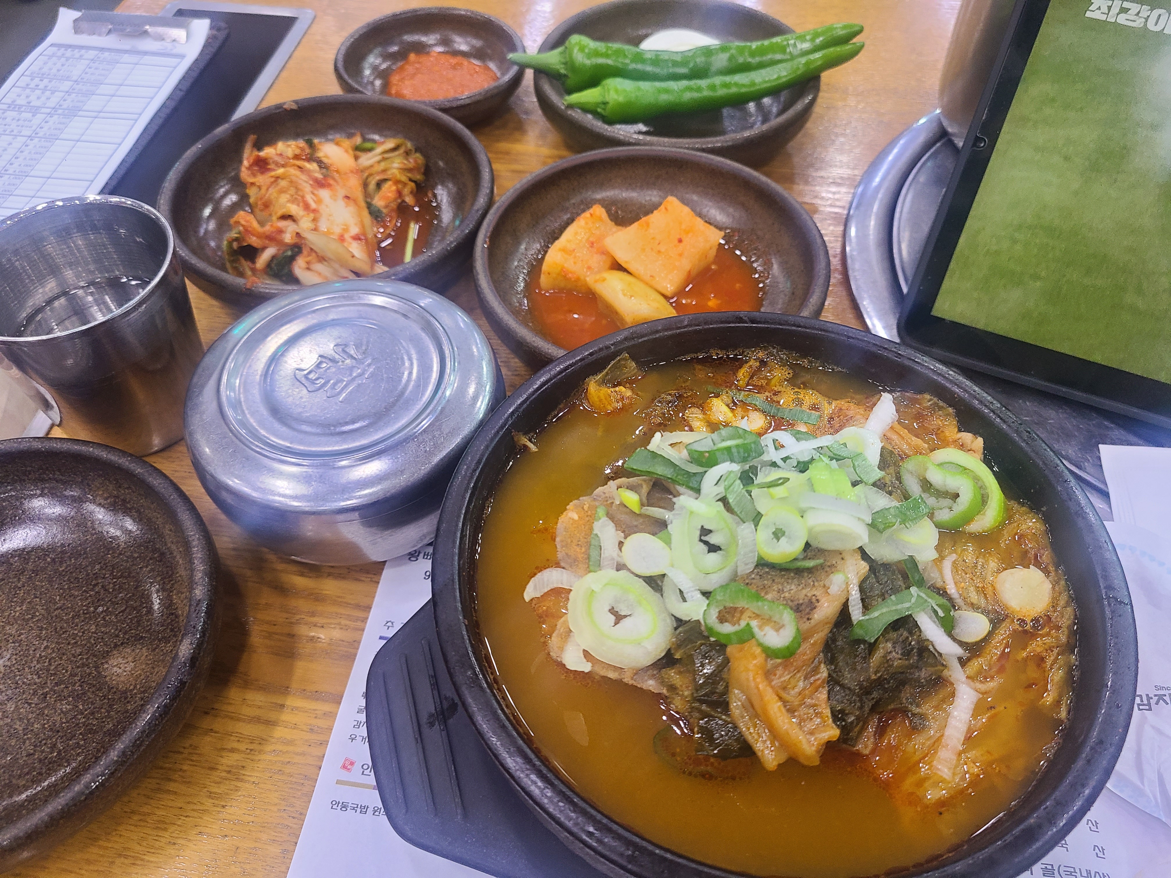 고기도 크게 두 덩어리 들어있고 뼈해장국도, 김치랑 깍두기도 맛있어요 근처에서 공부하다 혼