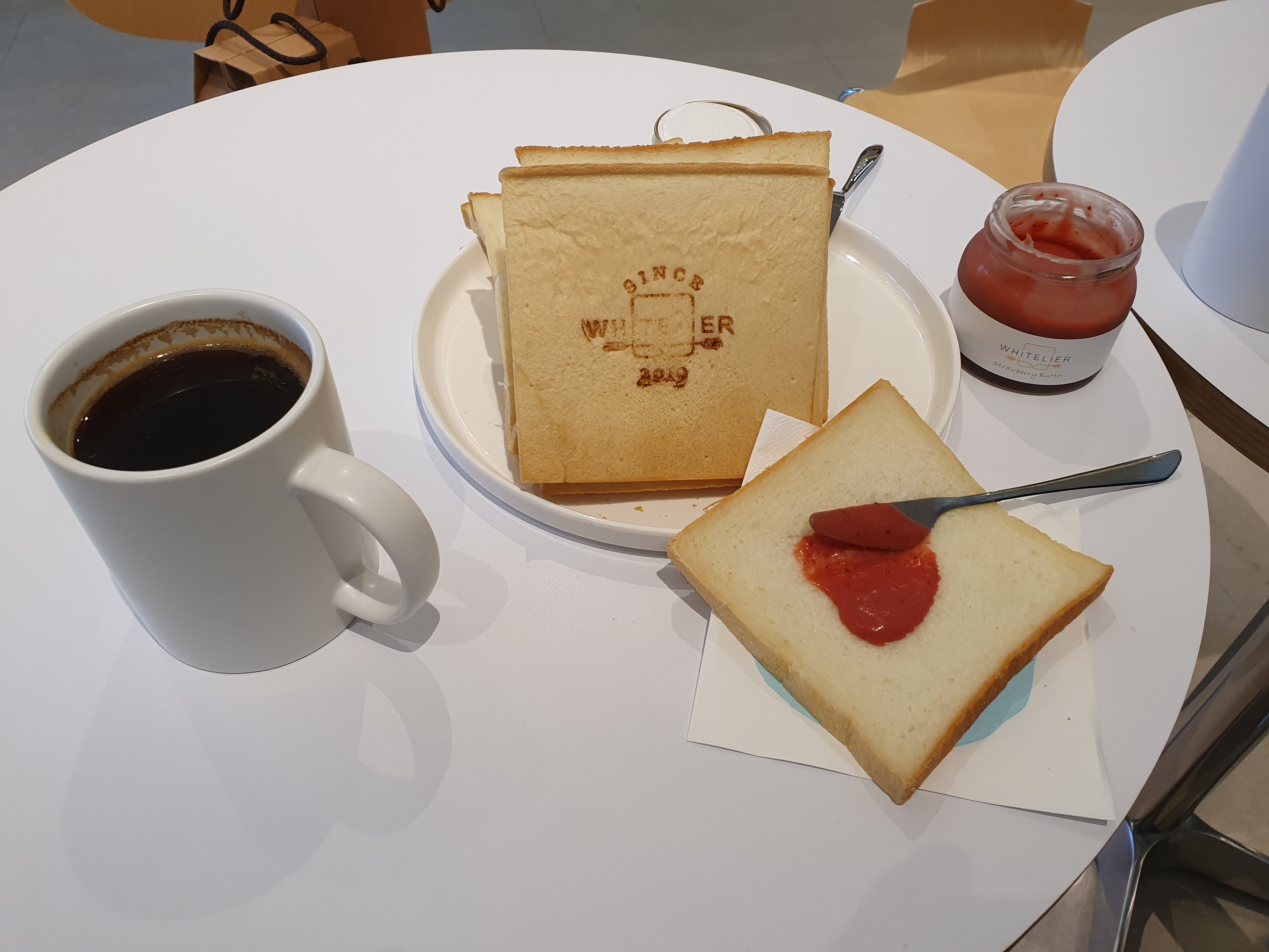 이런식빵 우와!! 대단해요 식빵에서 이런 향이 .. 너무 맛있어요 딸기버터잼 너무 깔끔한