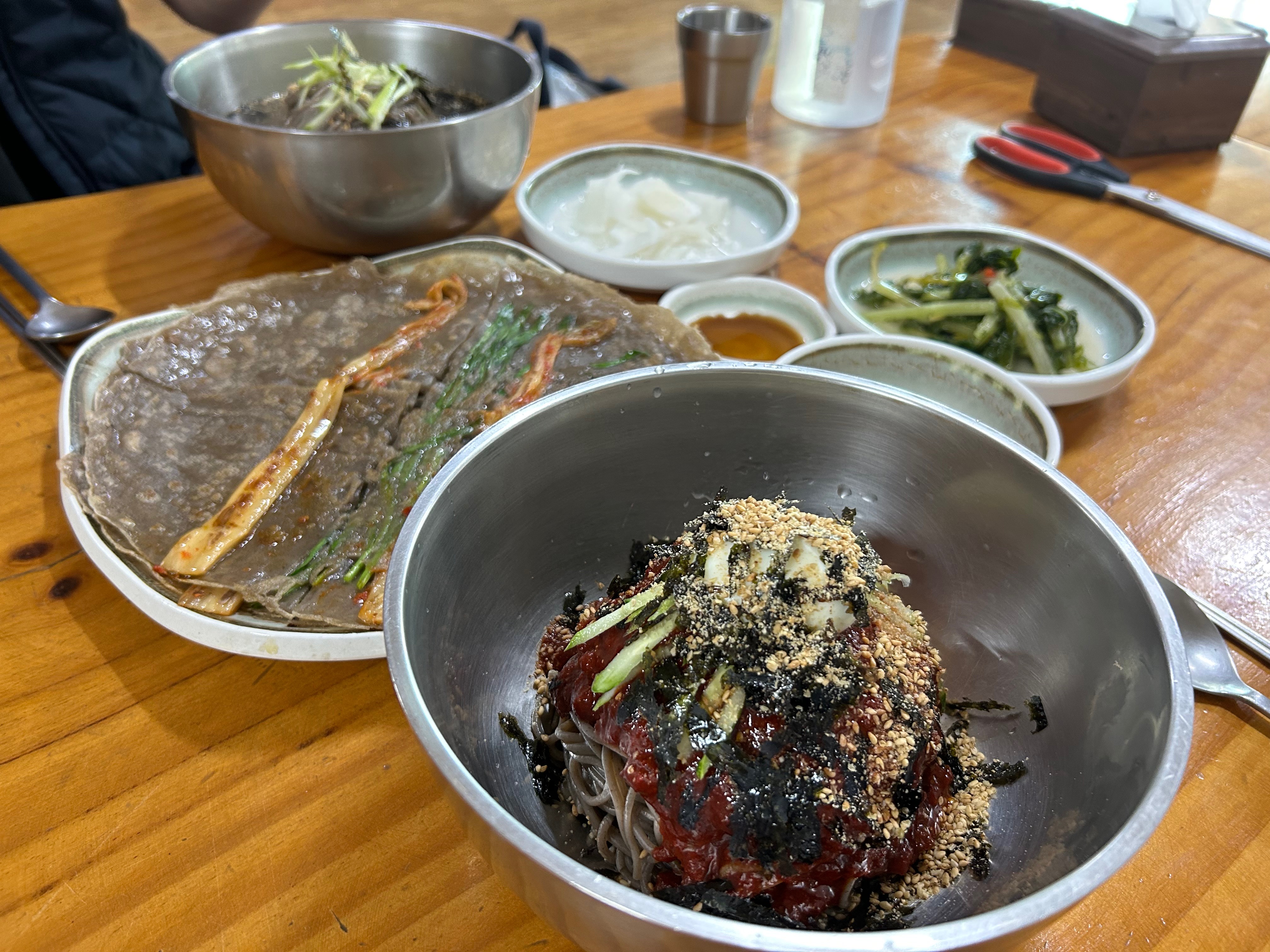 막국수 간이 세지 않고 담백하게 맛있어요. 메밀전도 강추합니다!! 메밀전은 얇은데도 쫀득하
