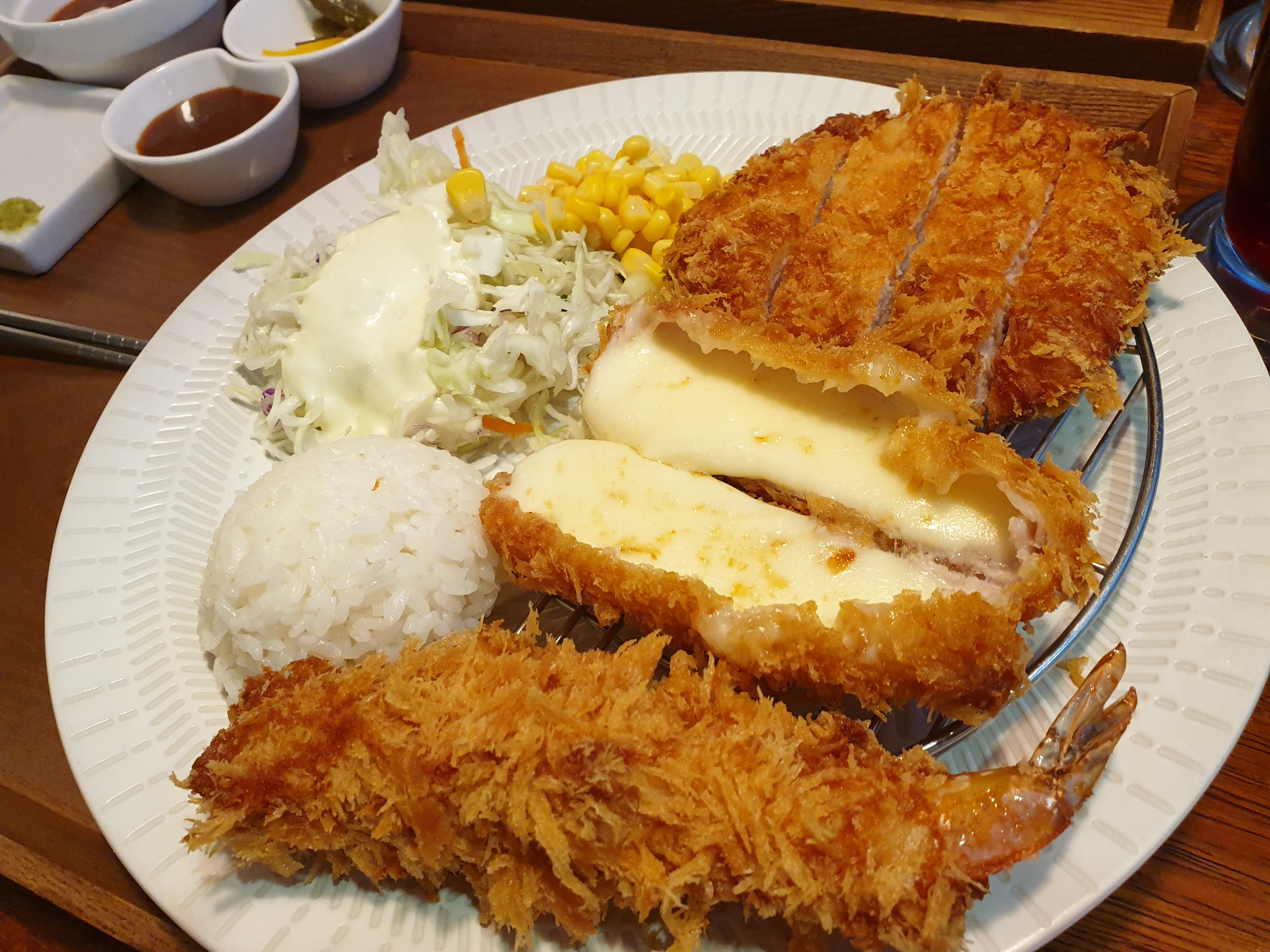 깔끔하고 정갈하게 차려진 돈까스 정식