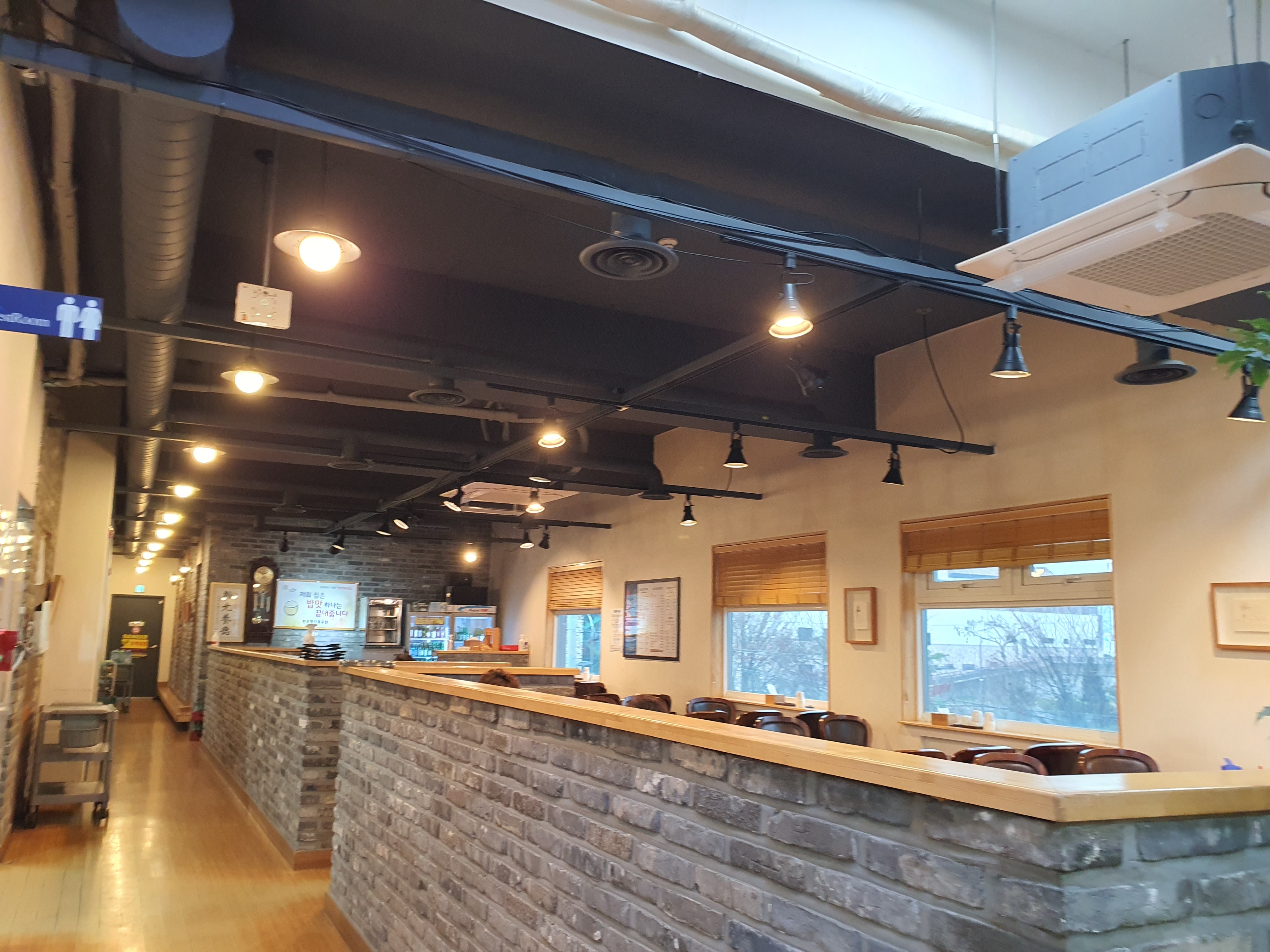 정갈하게 차려진 여러 가지 반찬들