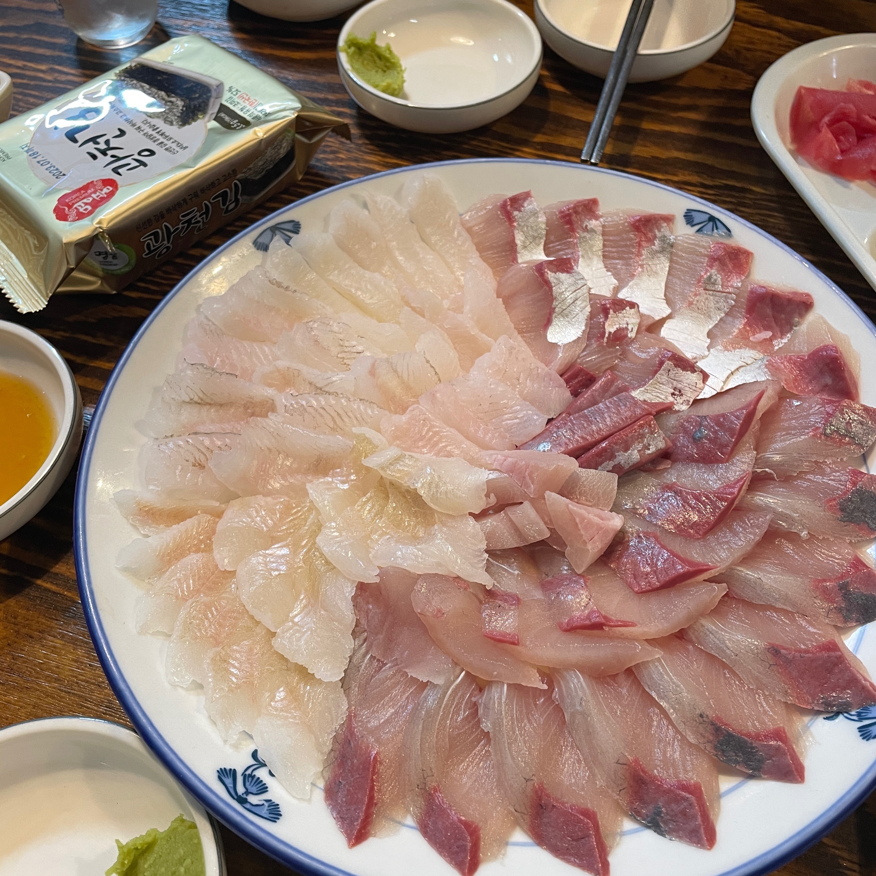 선장님이 운영하시는 곳이라 회가 진짜 싱싱 쫀득하고 맛있어요,,♡ 자연산 회 시켰는데 무슨