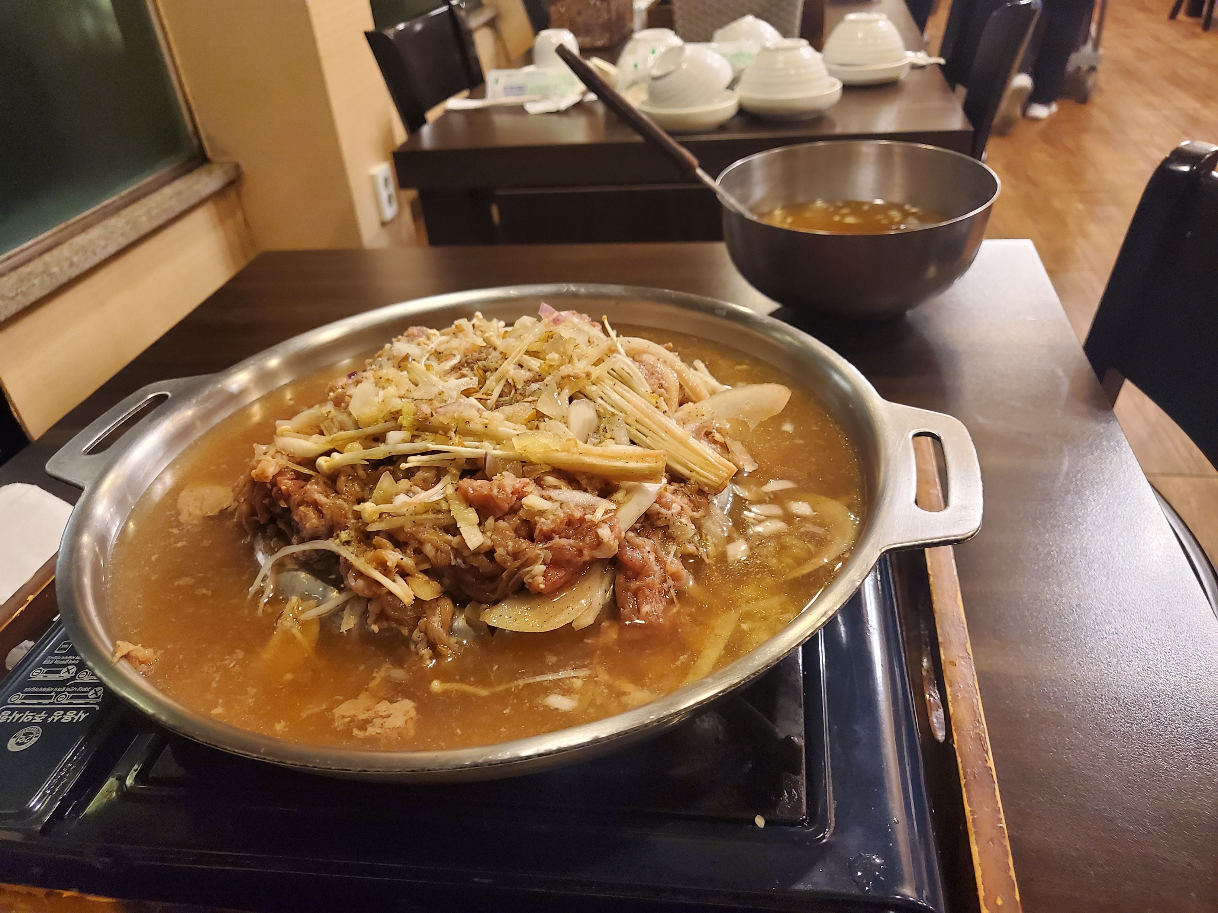 불고기 쌈밥 전문점 '일송정' 내부의 테이블 모습