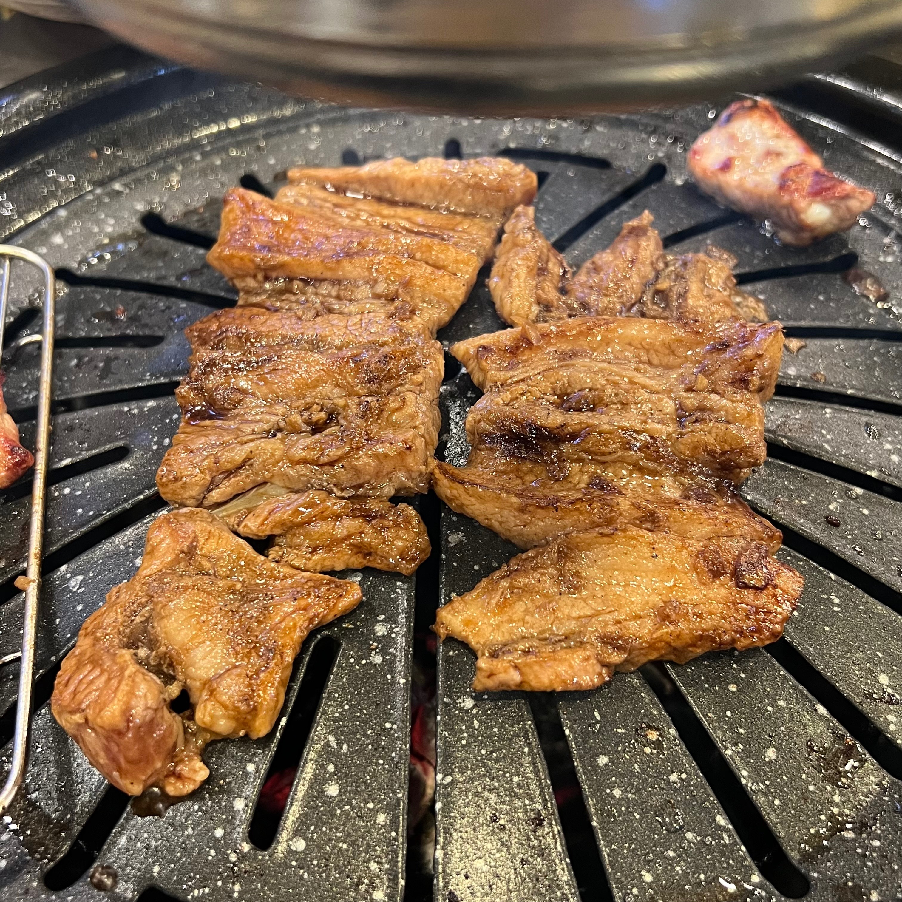 우선 손님이 많아도 친절하세요! 그런데 제 입에는 좀 심심하고 고기가 질긴 느낌이었어요.