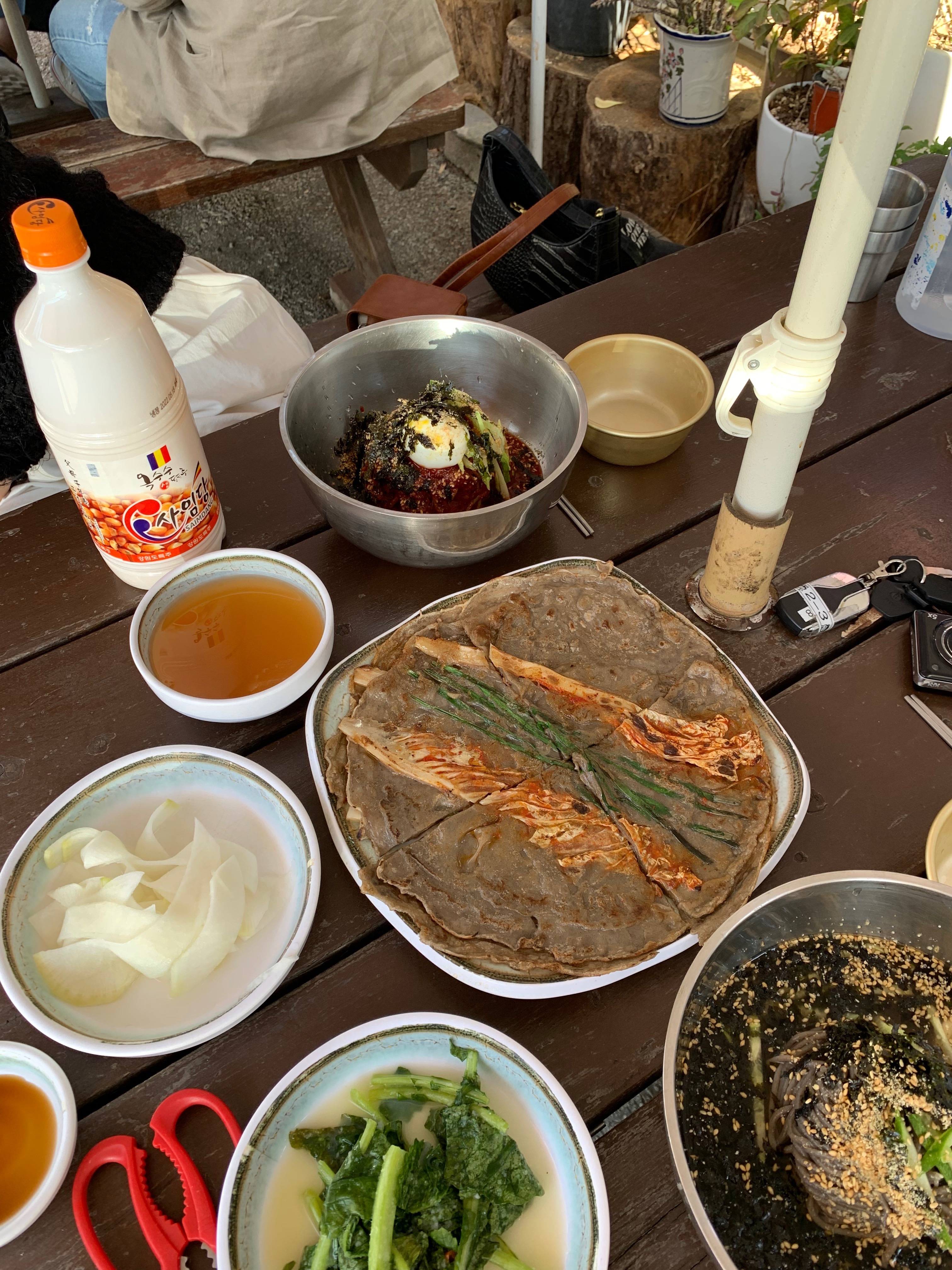 어쩌다 들어간 곳 이였는데 숨어있는 맛집이였어요,, 날씨 좋은 날 테라스에 앉아 막국수랑
