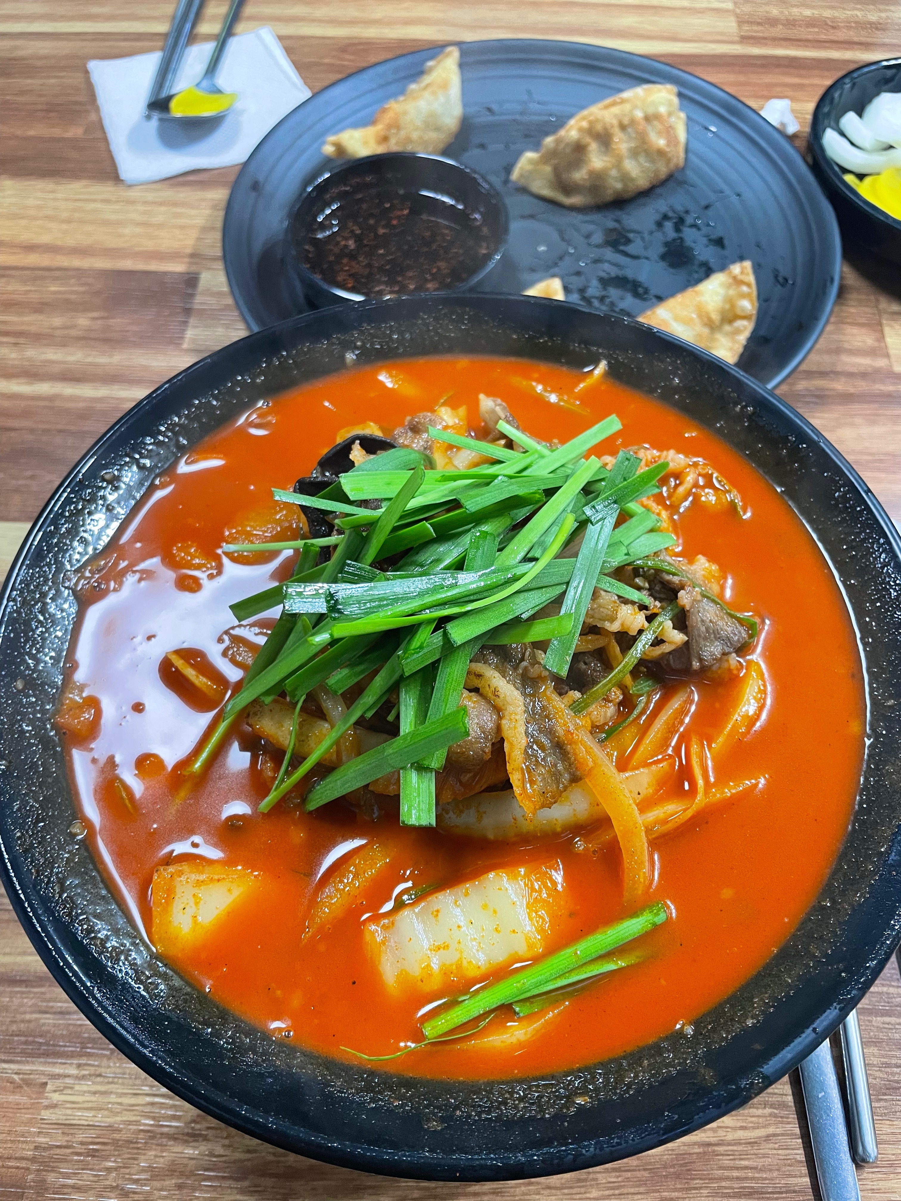 차돌짬뽕은 좀 느끼했어용 더 매웠으면 좋았을텐데 아쉽 ㅠㅠ 군만두 마싯 !! - 천호동 맛집 용현짬뽕
