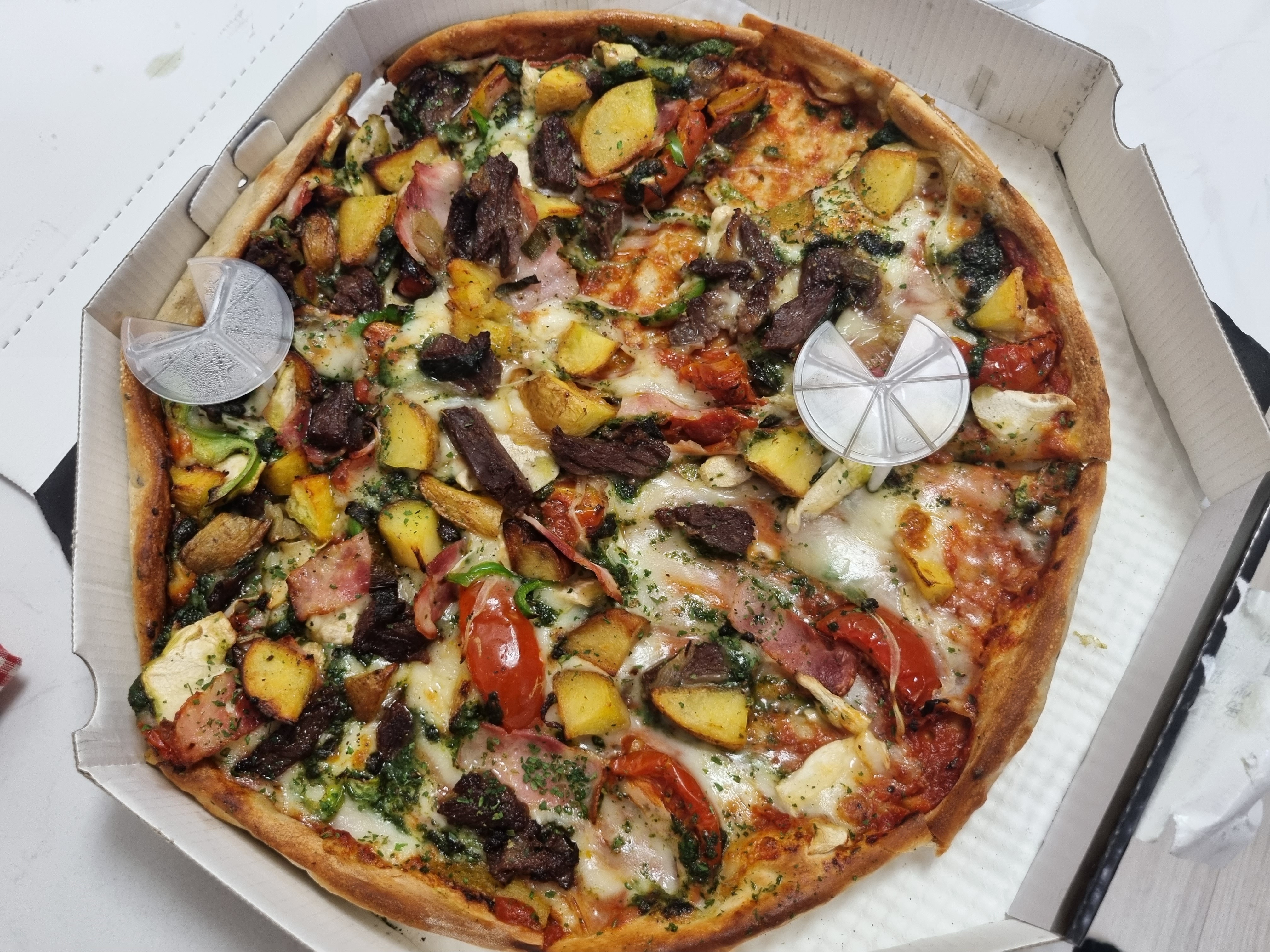 오 여기 피자 왤케맛있어요!?! 별 기대 안했는데 진짜 맛있네요. (포장해오다 약간 쏠렸네