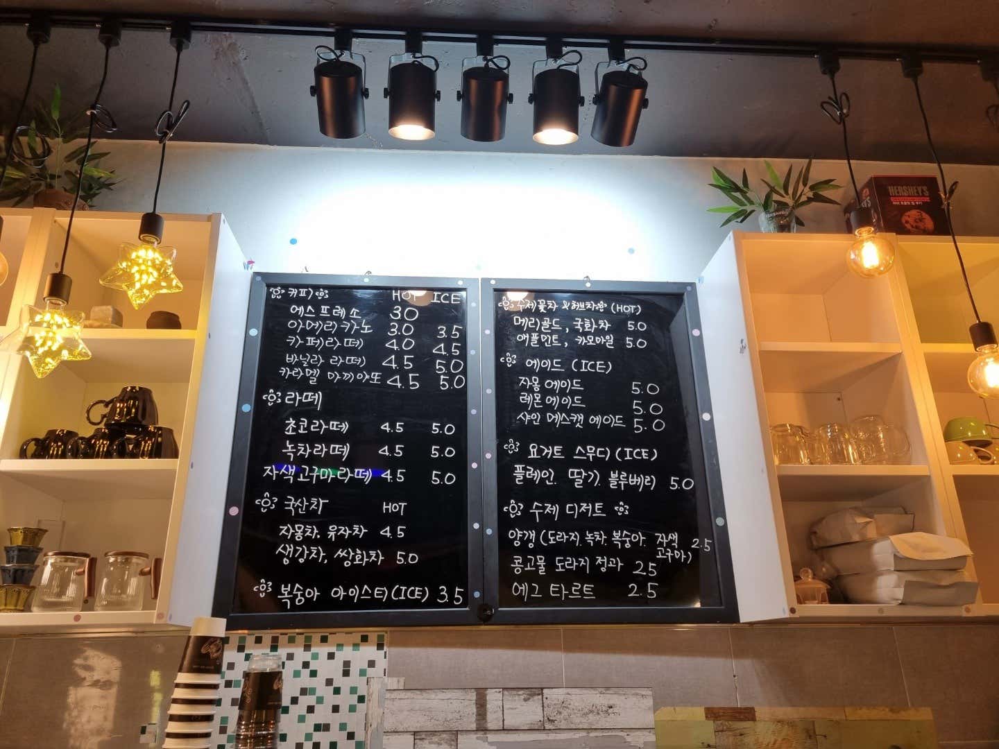 혜화당의 수제 양갱과 다양한 음료가 어우러진 테이블