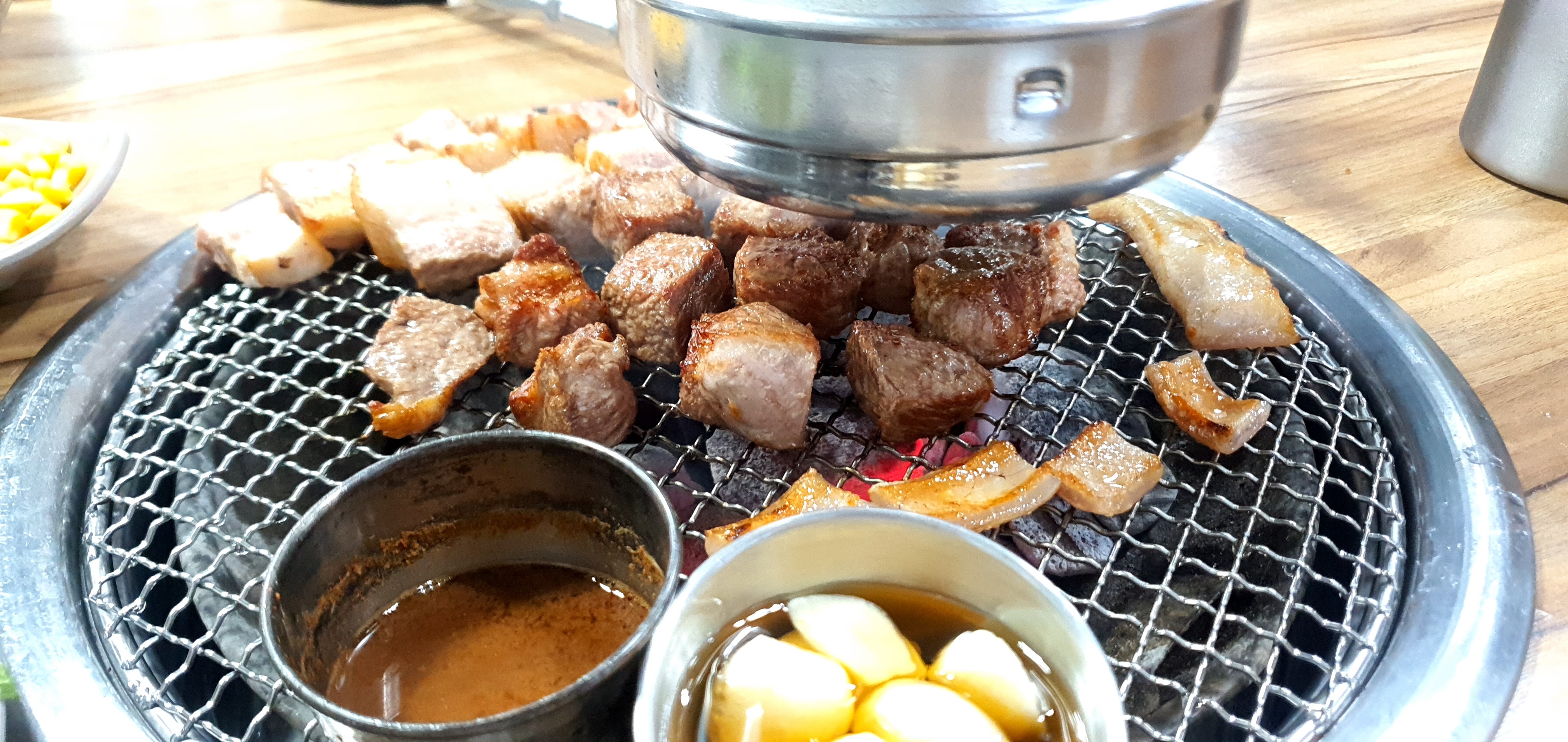 단체석으로 보이는 넓은 테이블 좌석