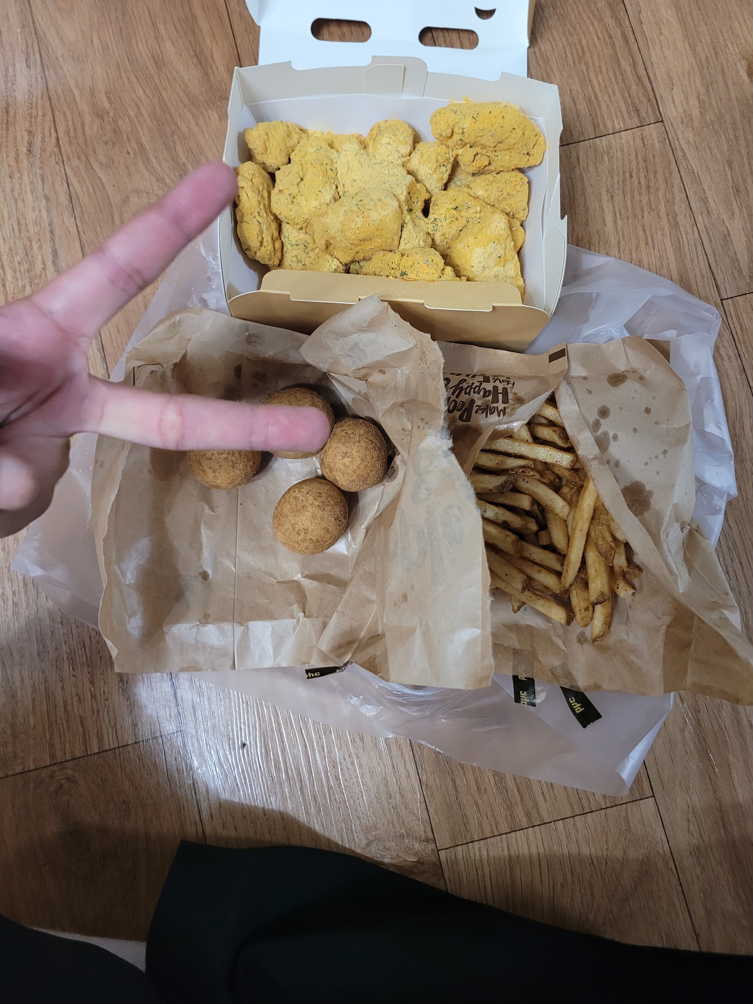 치킨, 감자튀김, 치킨볼 구성