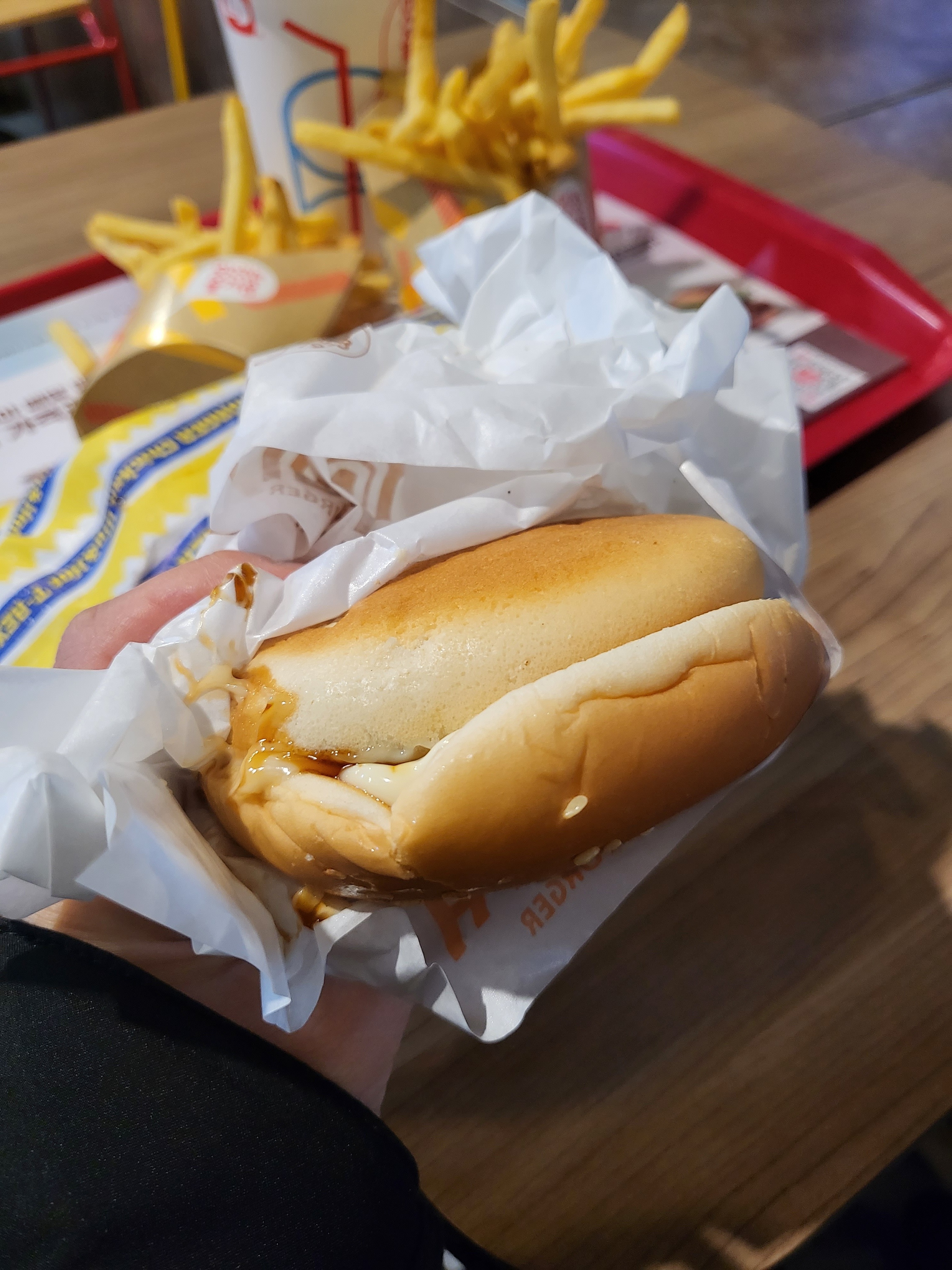 직원들 불친절, 인사는 물론 대응이 아주 불쾌했어요. - 권선동 맛집 롯데리아 수원권선점